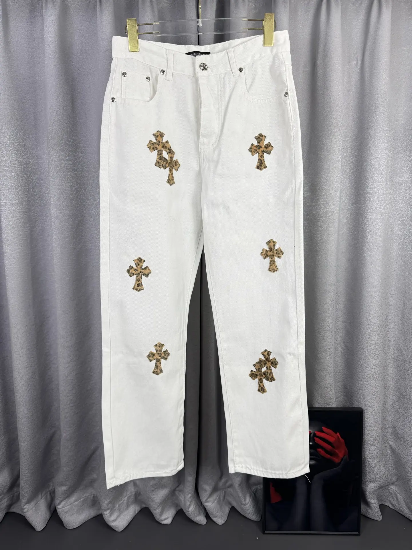 Leopard Cross Patch Straight-Leg Jeans D18019566