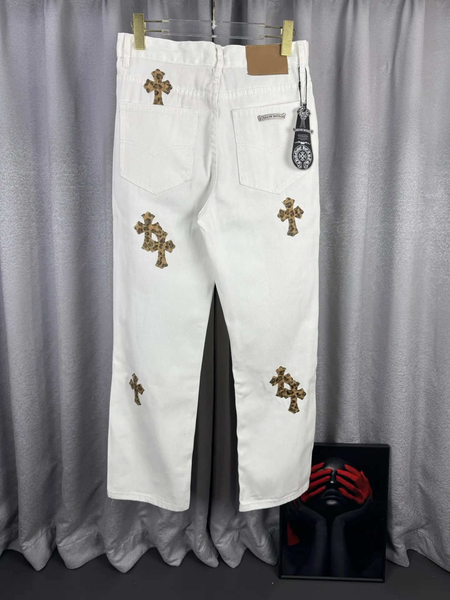 Leopard Cross Patch Straight-Leg Jeans D18019566 — view 2