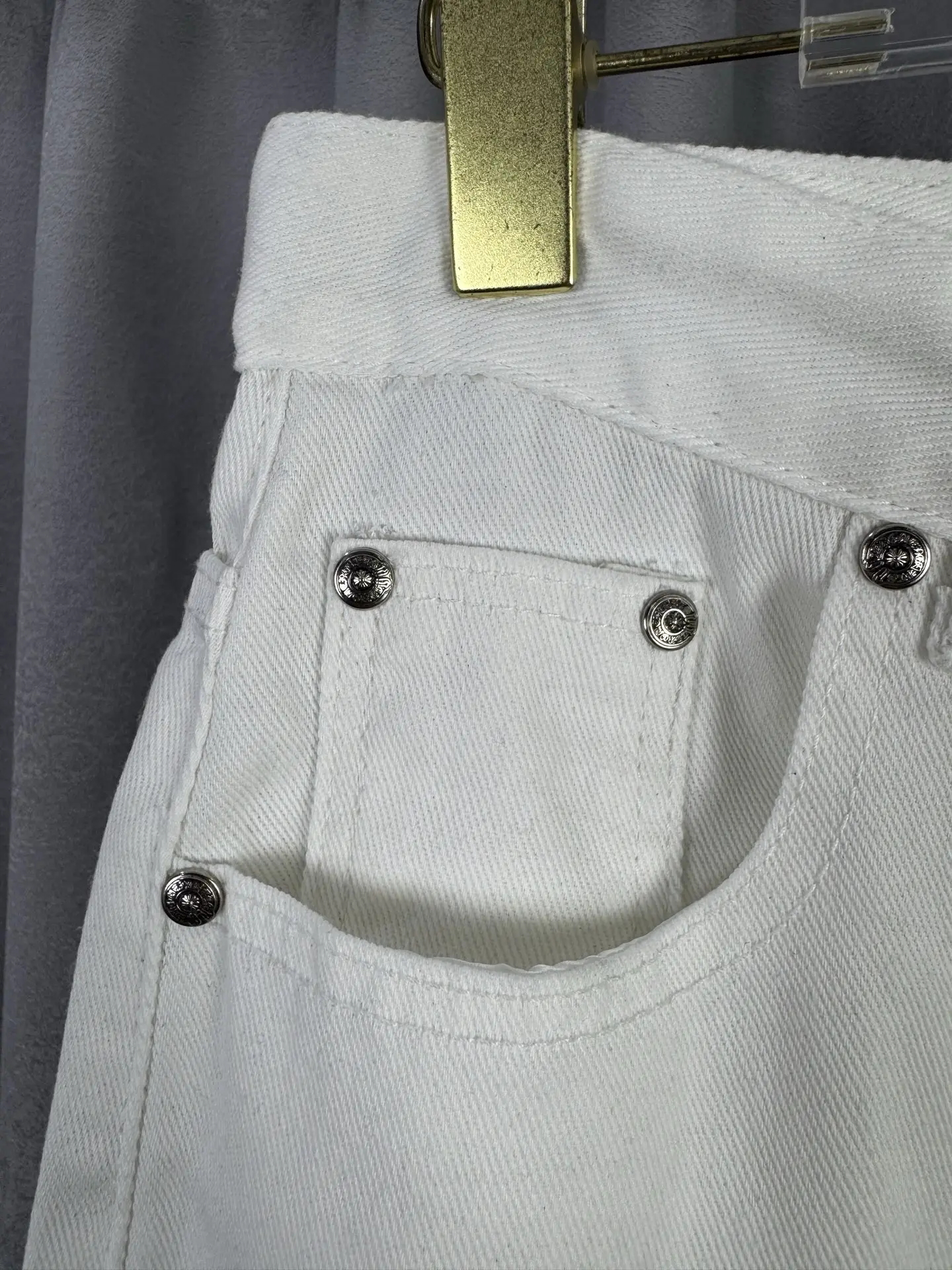 Leopard Cross Patch Straight-Leg Jeans D18019566 — view 4