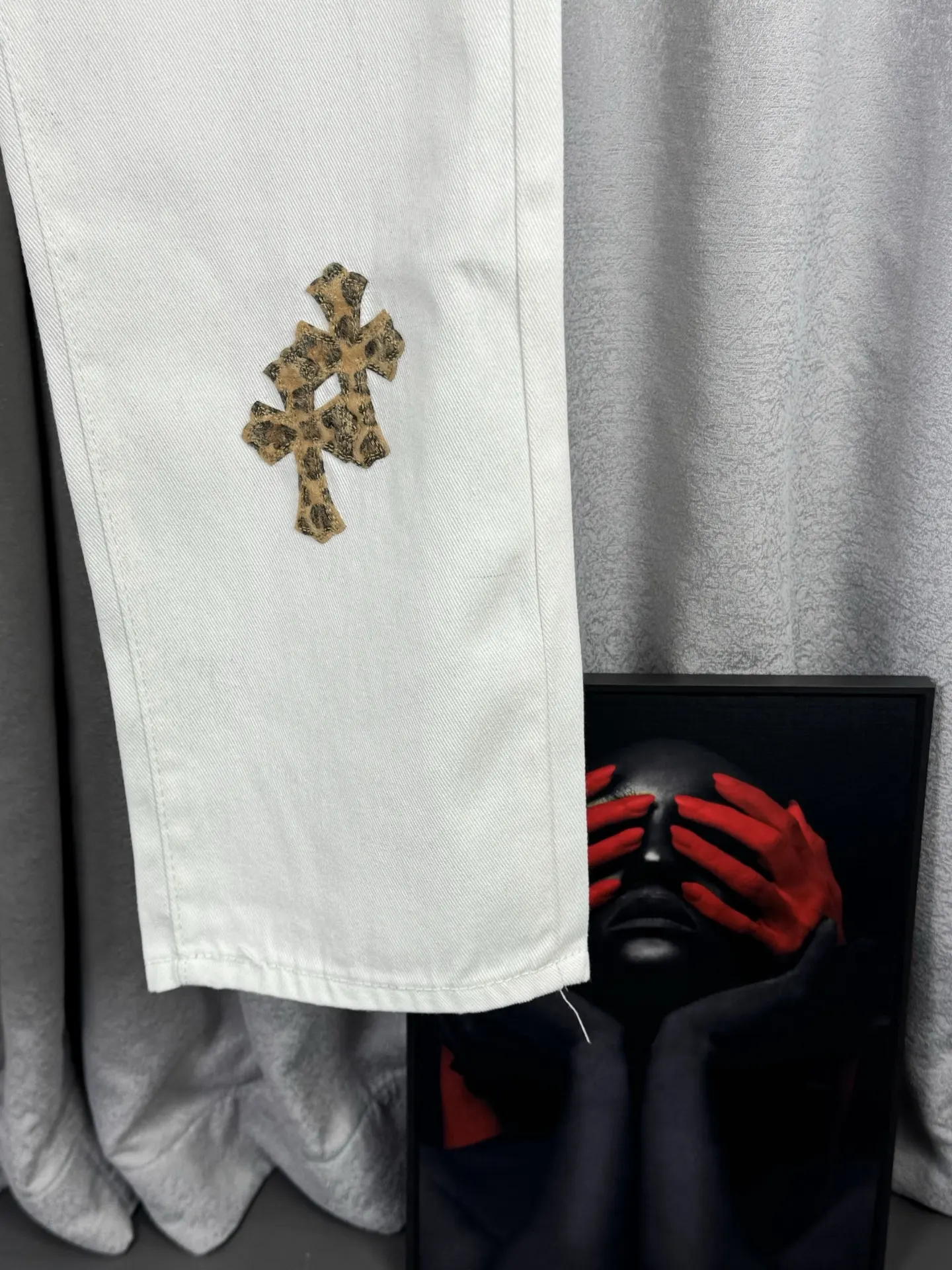 Leopard Cross Patch Straight-Leg Jeans D18019566 — view 7