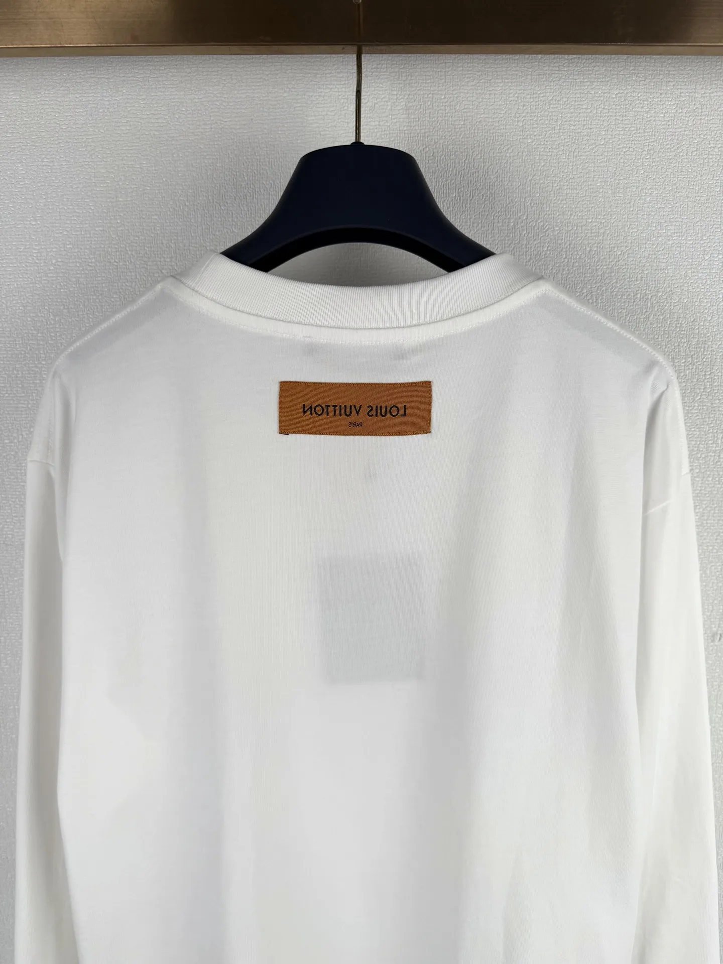 Embossed Logo Long-Sleeve T-Shirt D18524926 — view 4