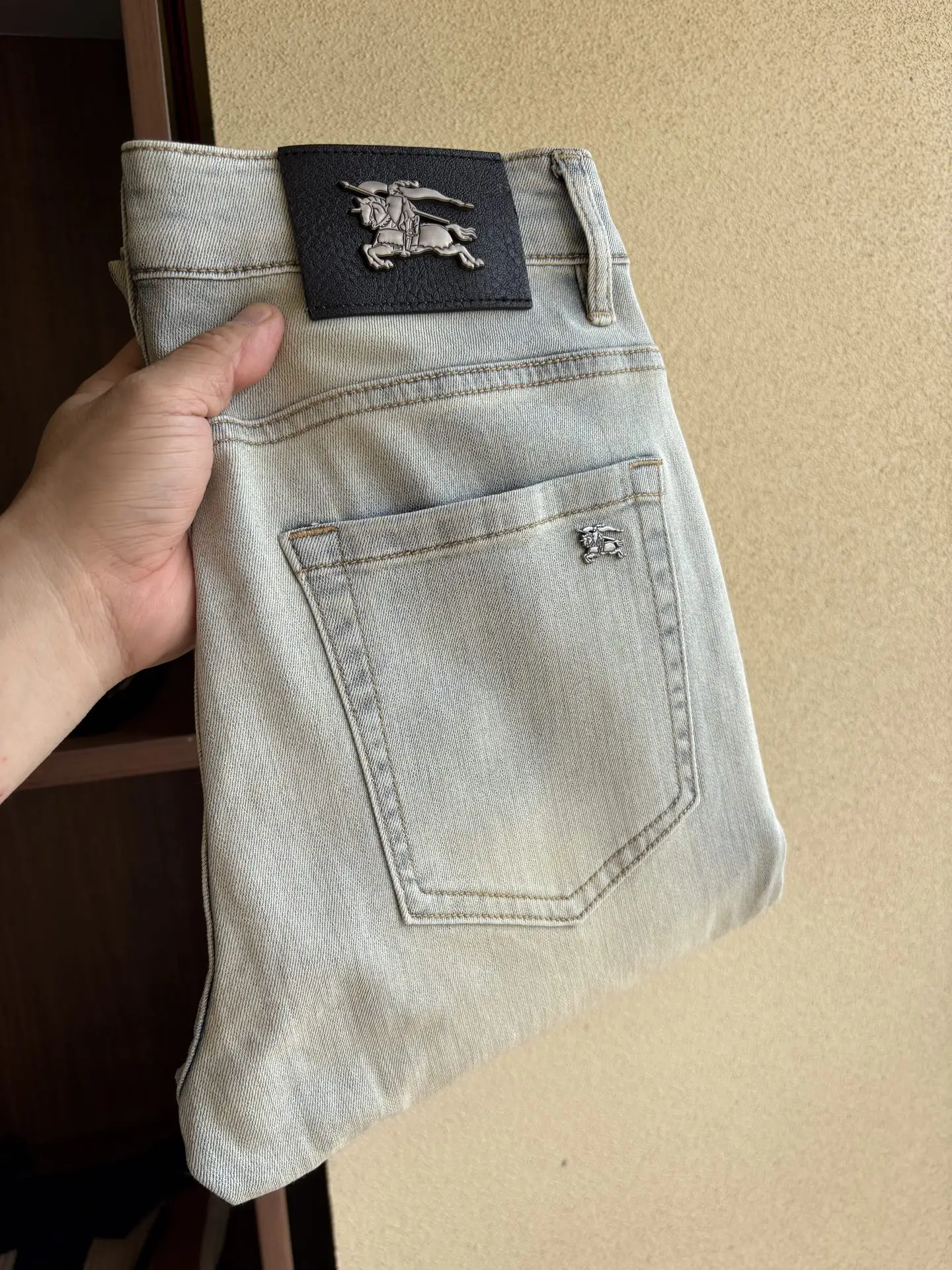 Logo-Appliqué Light Wash Straight-Leg Jeans D19019067