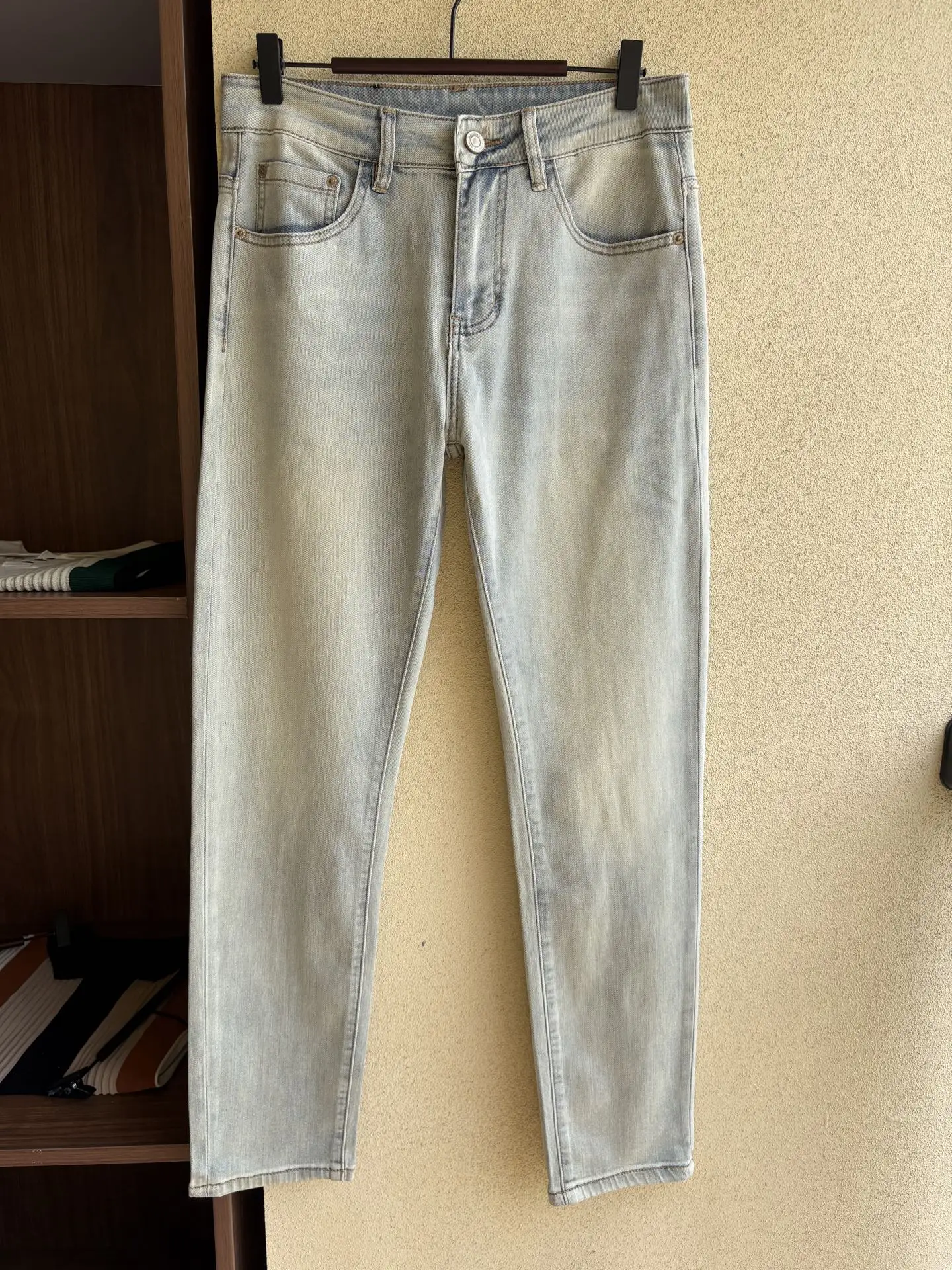 Logo-Appliqué Light Wash Straight-Leg Jeans D19019067 — view 2