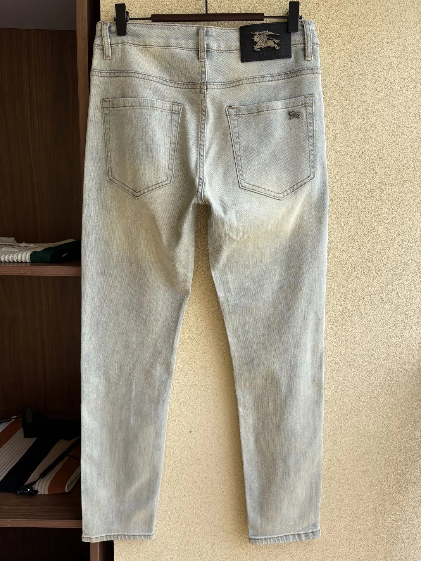 Logo-Appliqué Light Wash Straight-Leg Jeans D19019067 — view 3