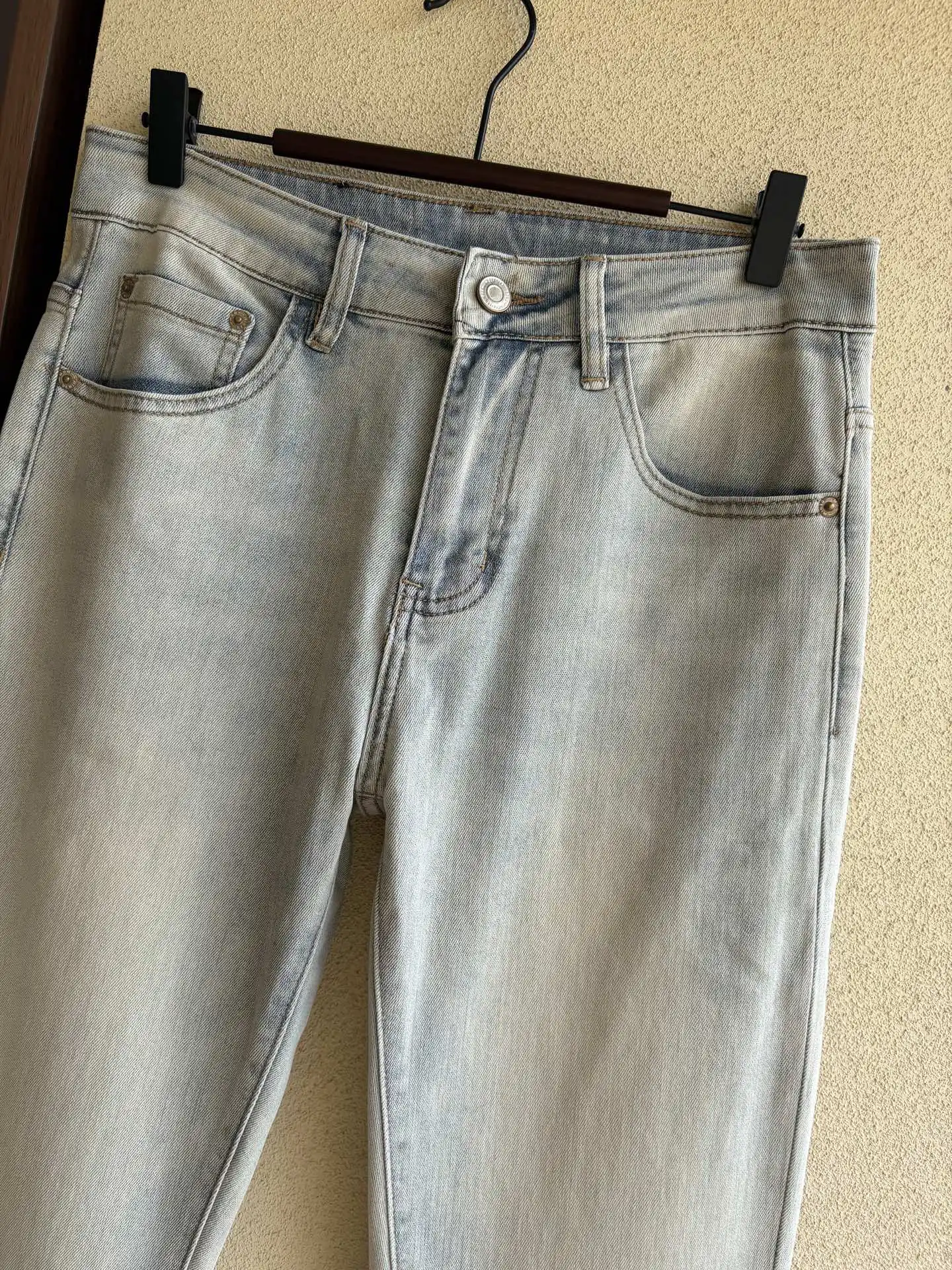 Logo-Appliqué Light Wash Straight-Leg Jeans D19019067 — view 4