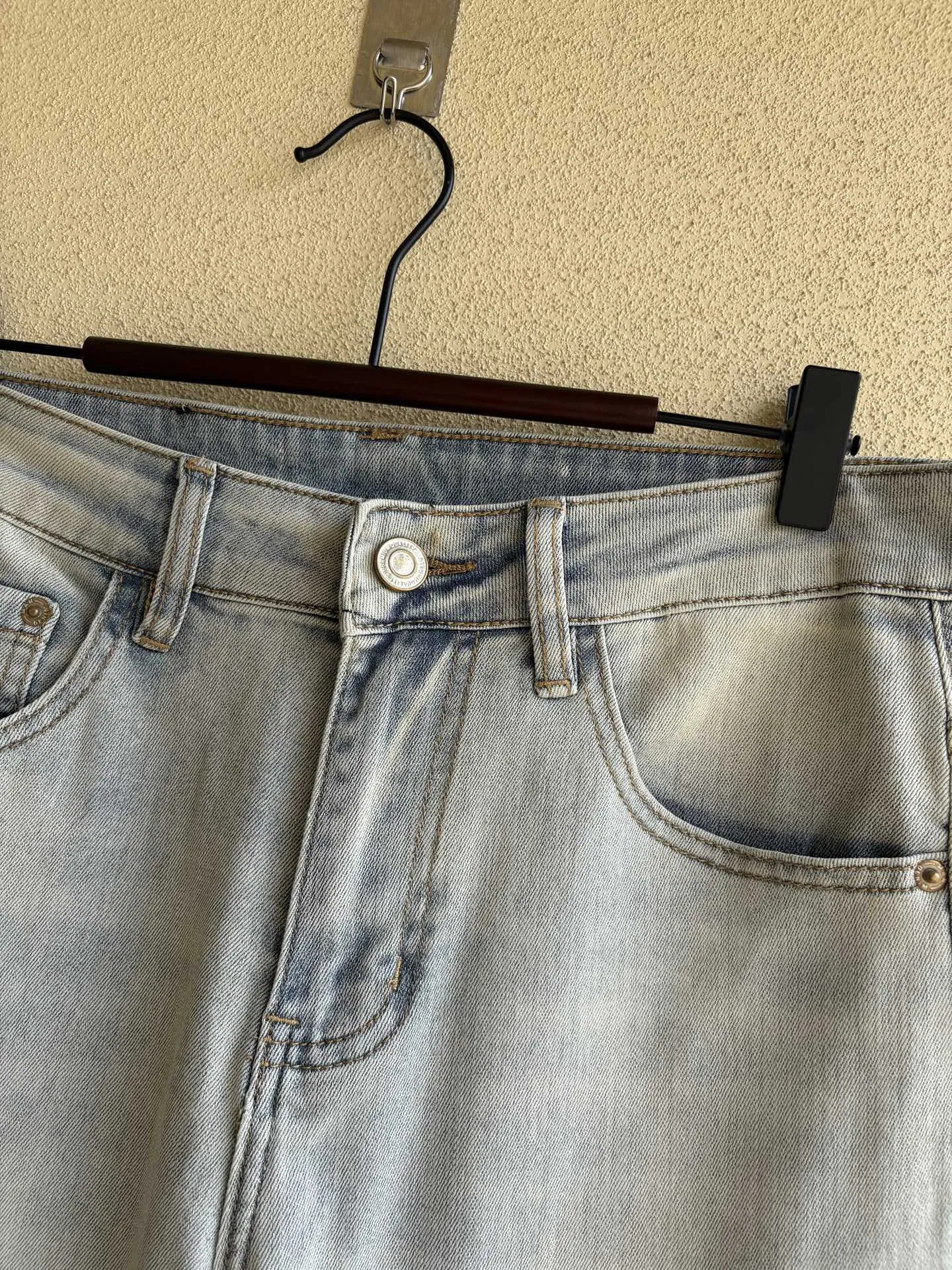 Logo-Appliqué Light Wash Straight-Leg Jeans D19019067 — view 5