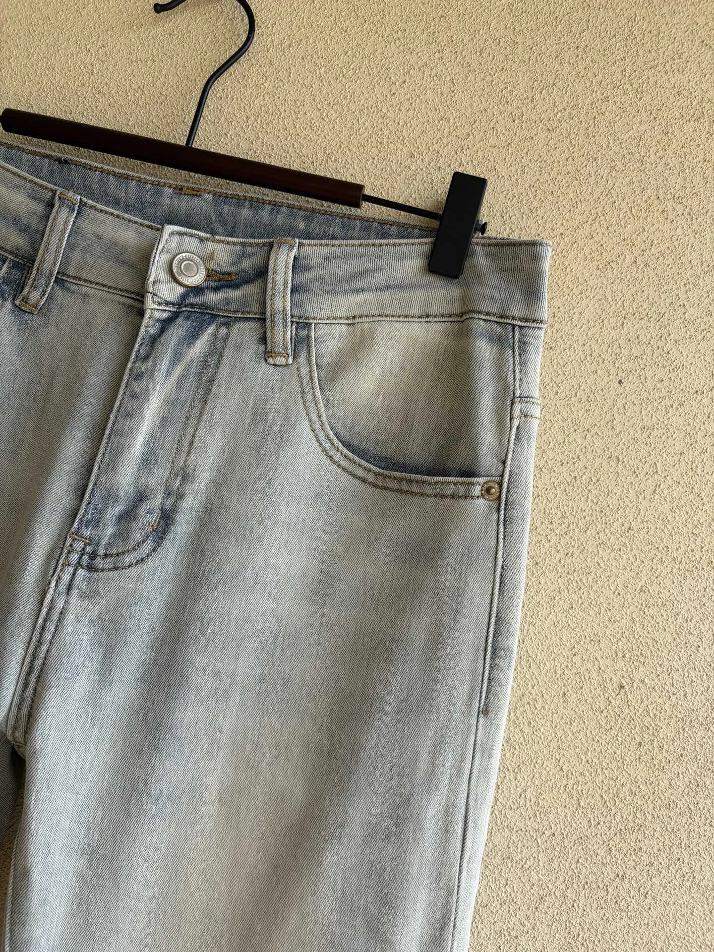 Logo-Appliqué Light Wash Straight-Leg Jeans D19019067 — view 6