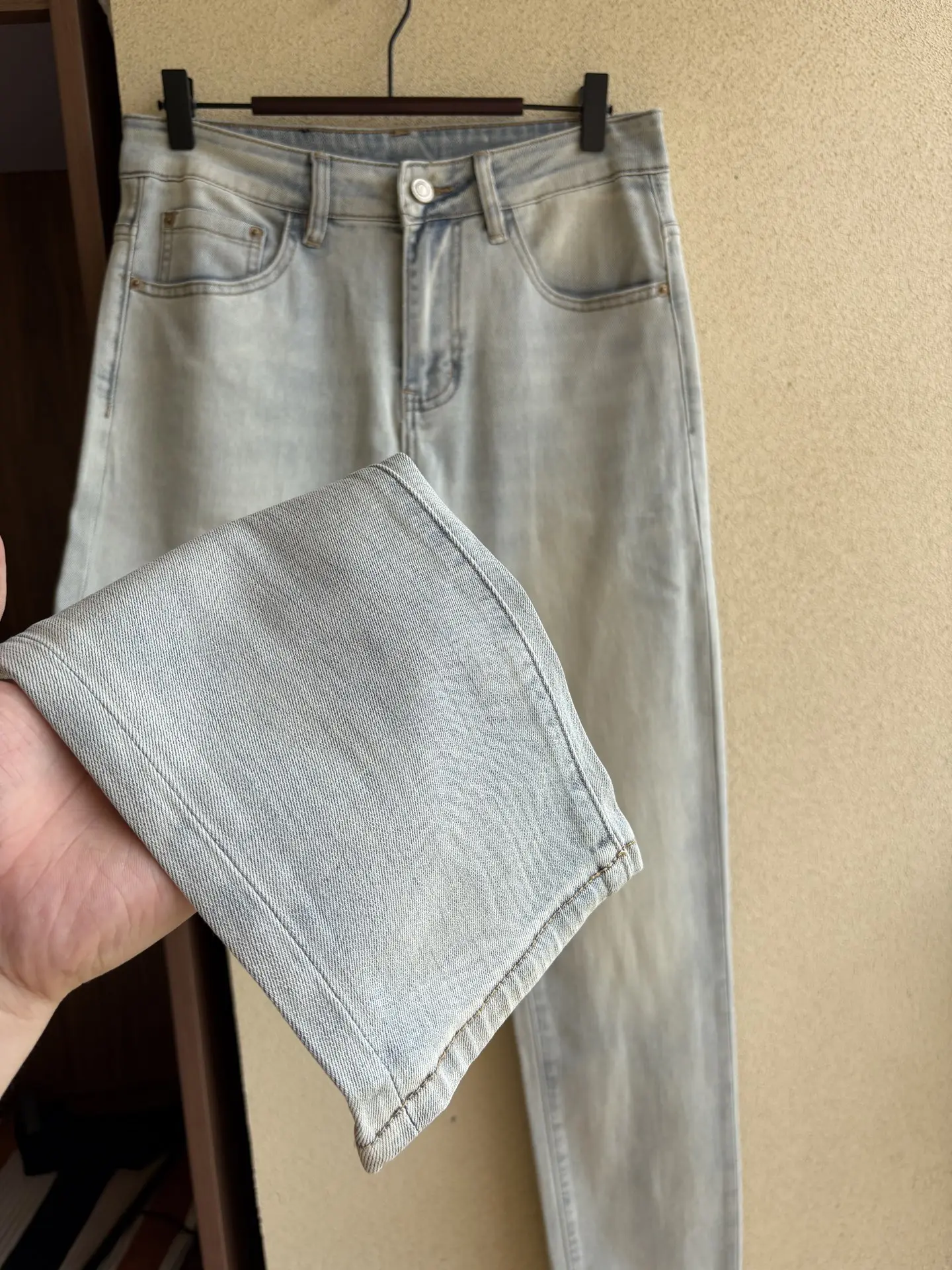 Logo-Appliqué Light Wash Straight-Leg Jeans D19019067 — view 7