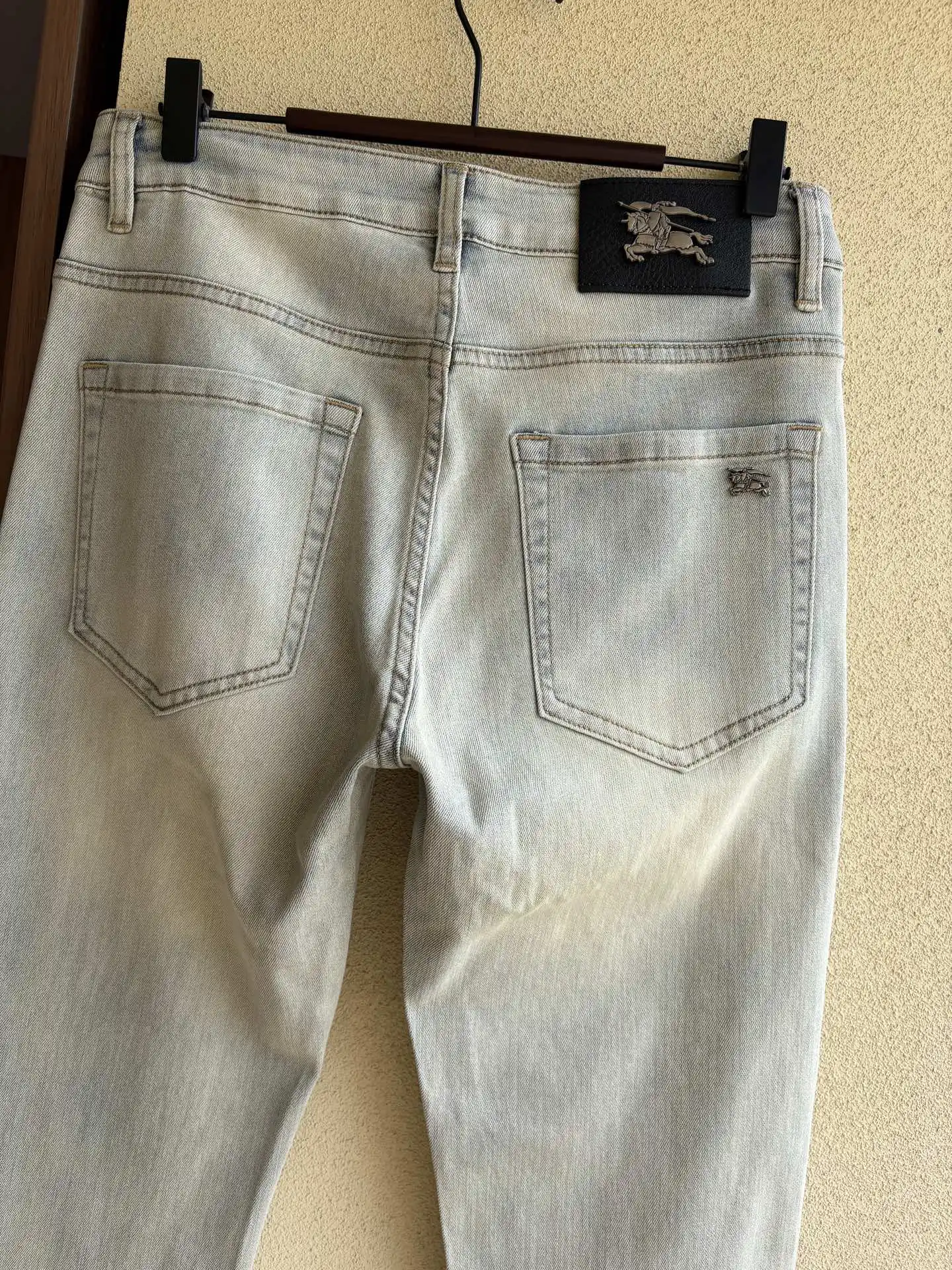 Logo-Appliqué Light Wash Straight-Leg Jeans D19019067 — view 8