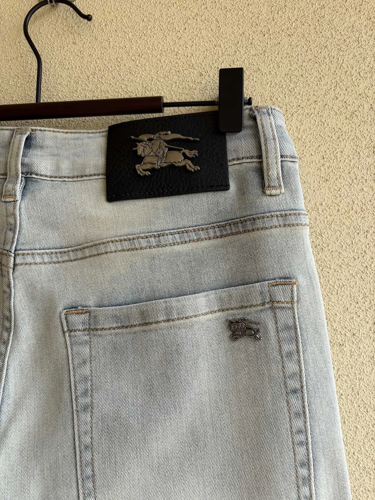 Logo-Appliqué Light Wash Straight-Leg Jeans D19019067 — view 9