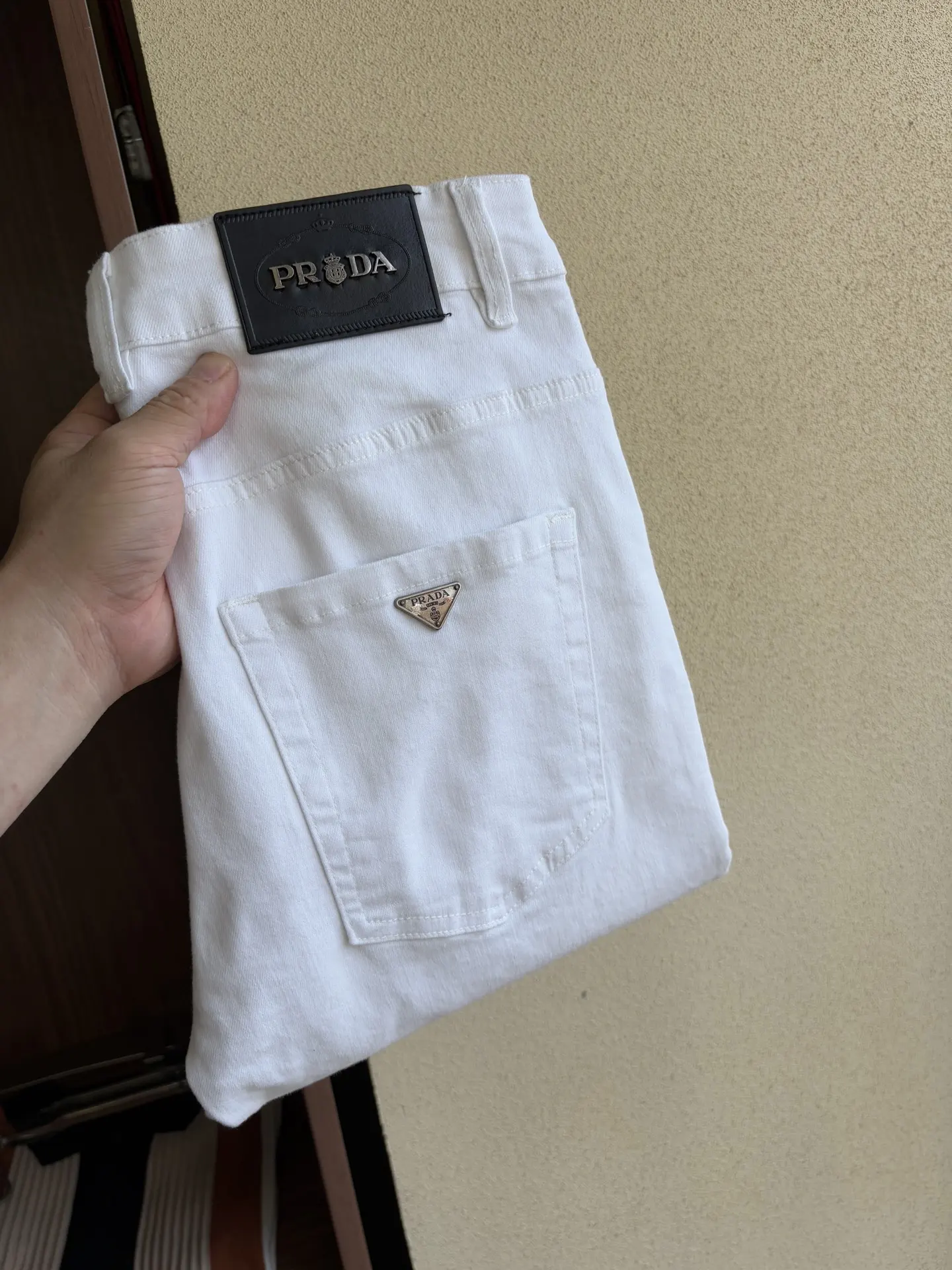 Logo-Patch Straight-Leg White Jeans D19019055