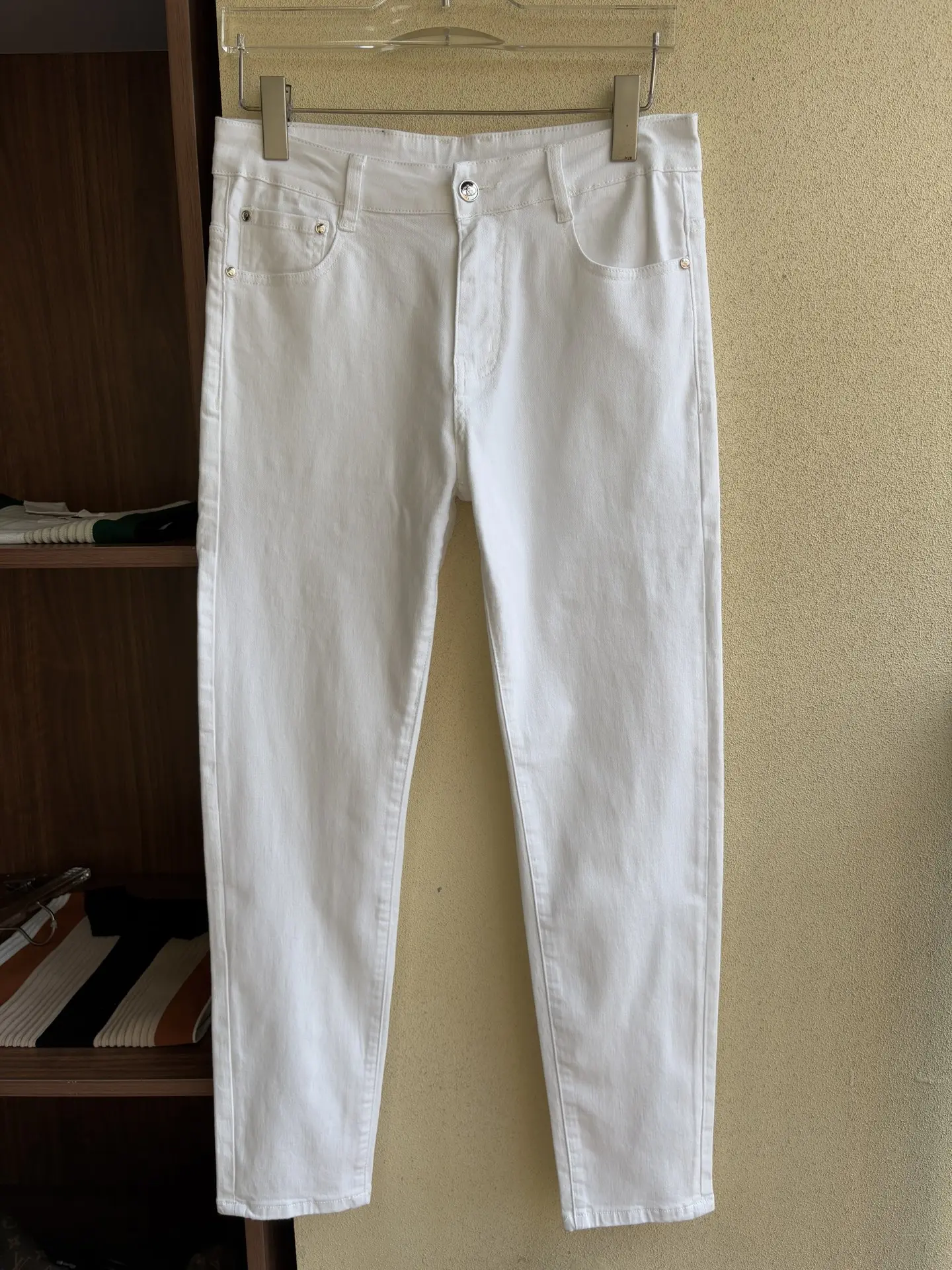 Logo-Patch Straight-Leg White Jeans D19019055 — view 2