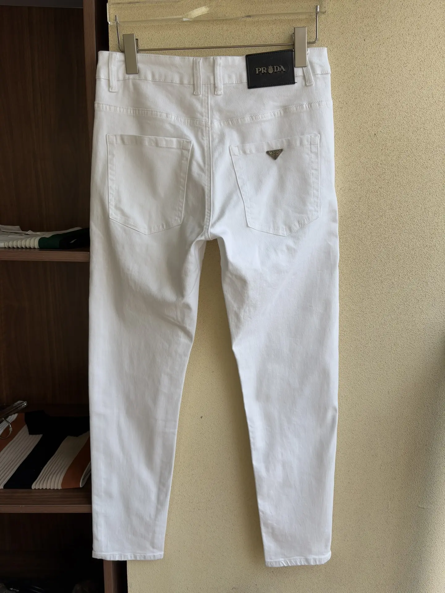 Logo-Patch Straight-Leg White Jeans D19019055 — view 3