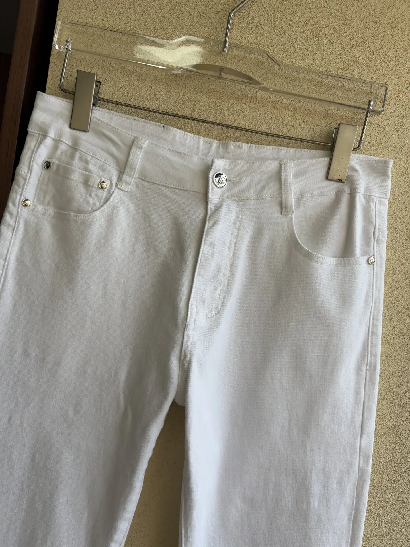 Logo-Patch Straight-Leg White Jeans D19019055 — view 4