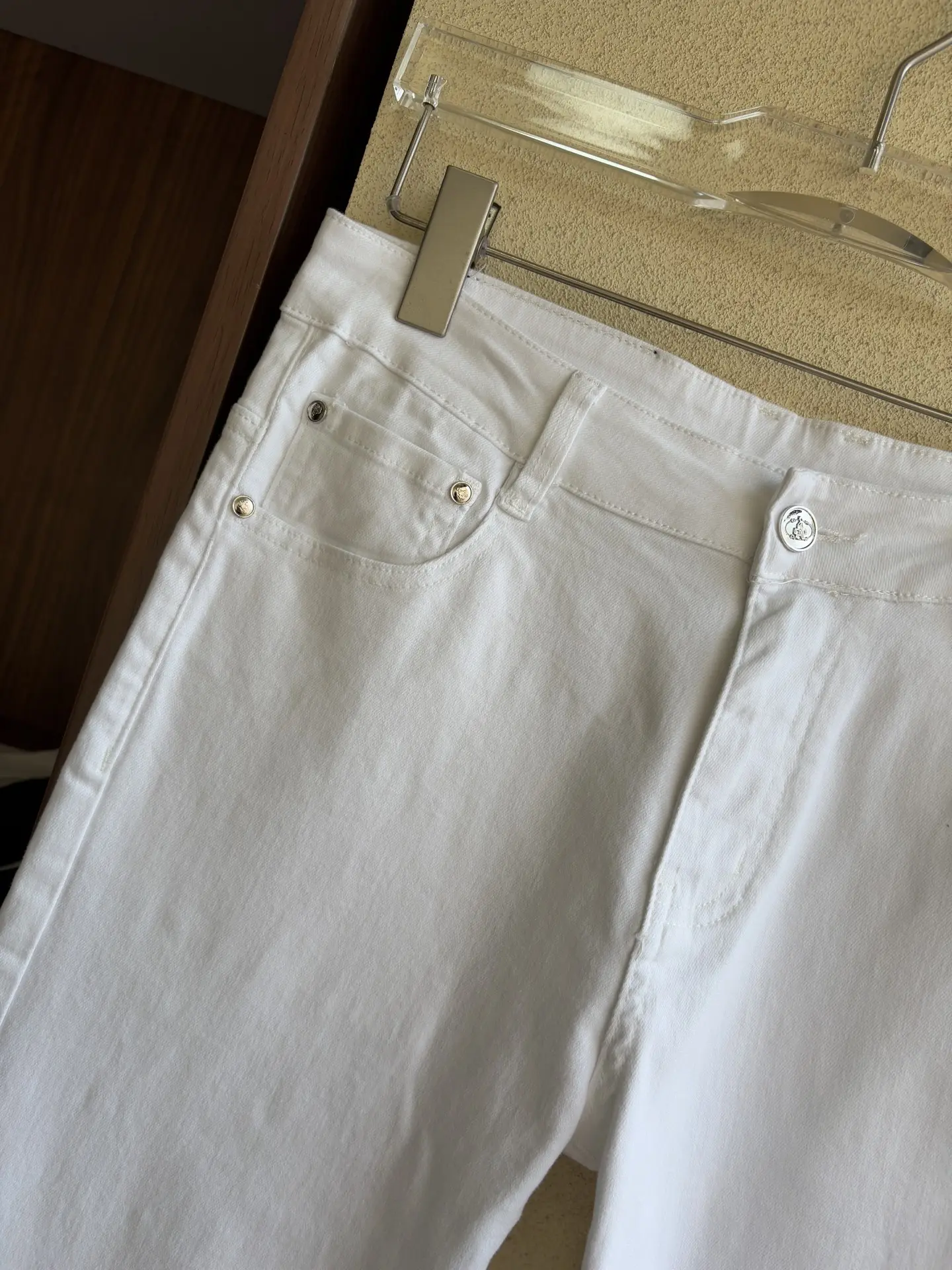 Logo-Patch Straight-Leg White Jeans D19019055 — view 6
