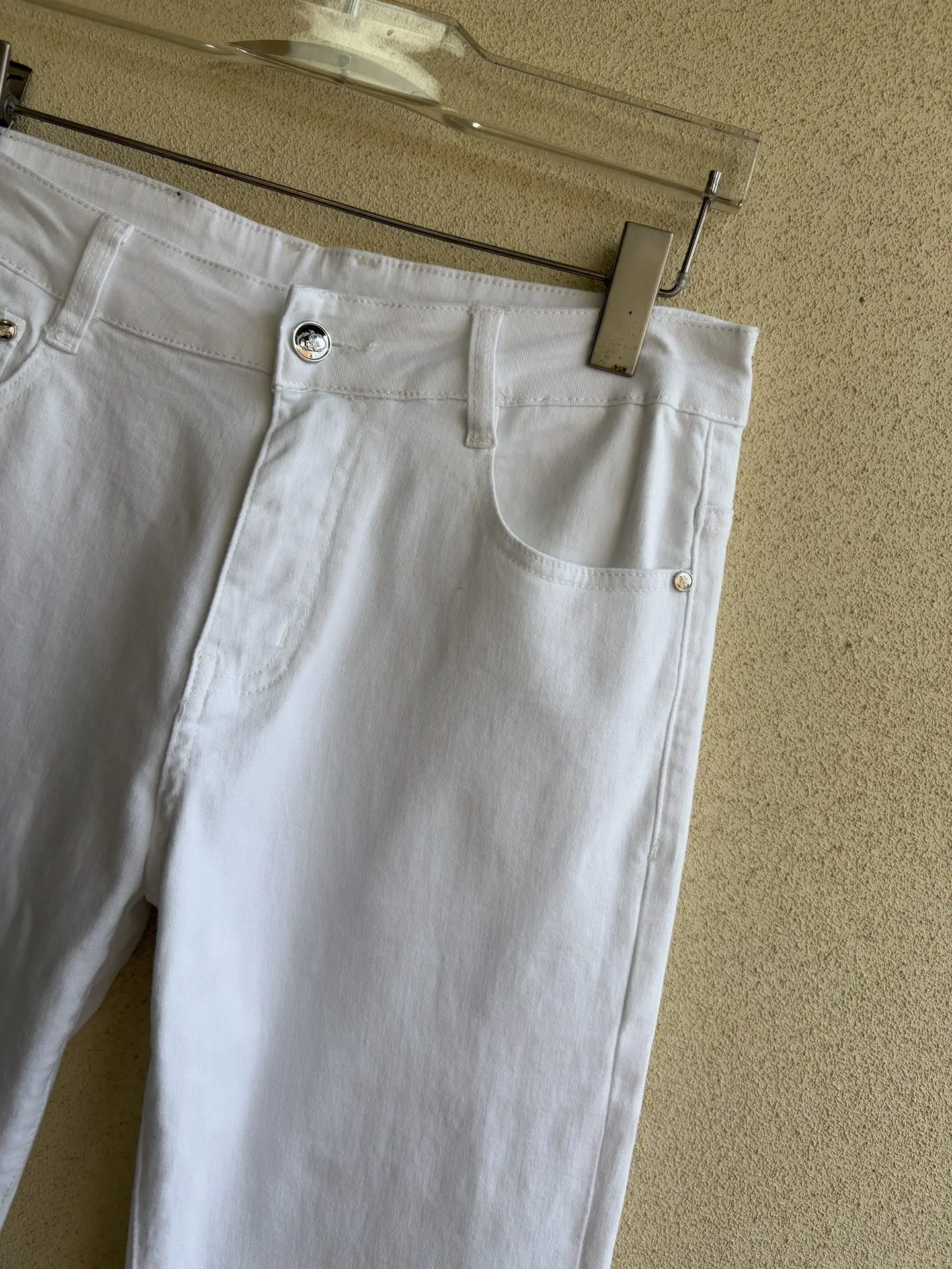 Logo-Patch Straight-Leg White Jeans D19019055 — view 7