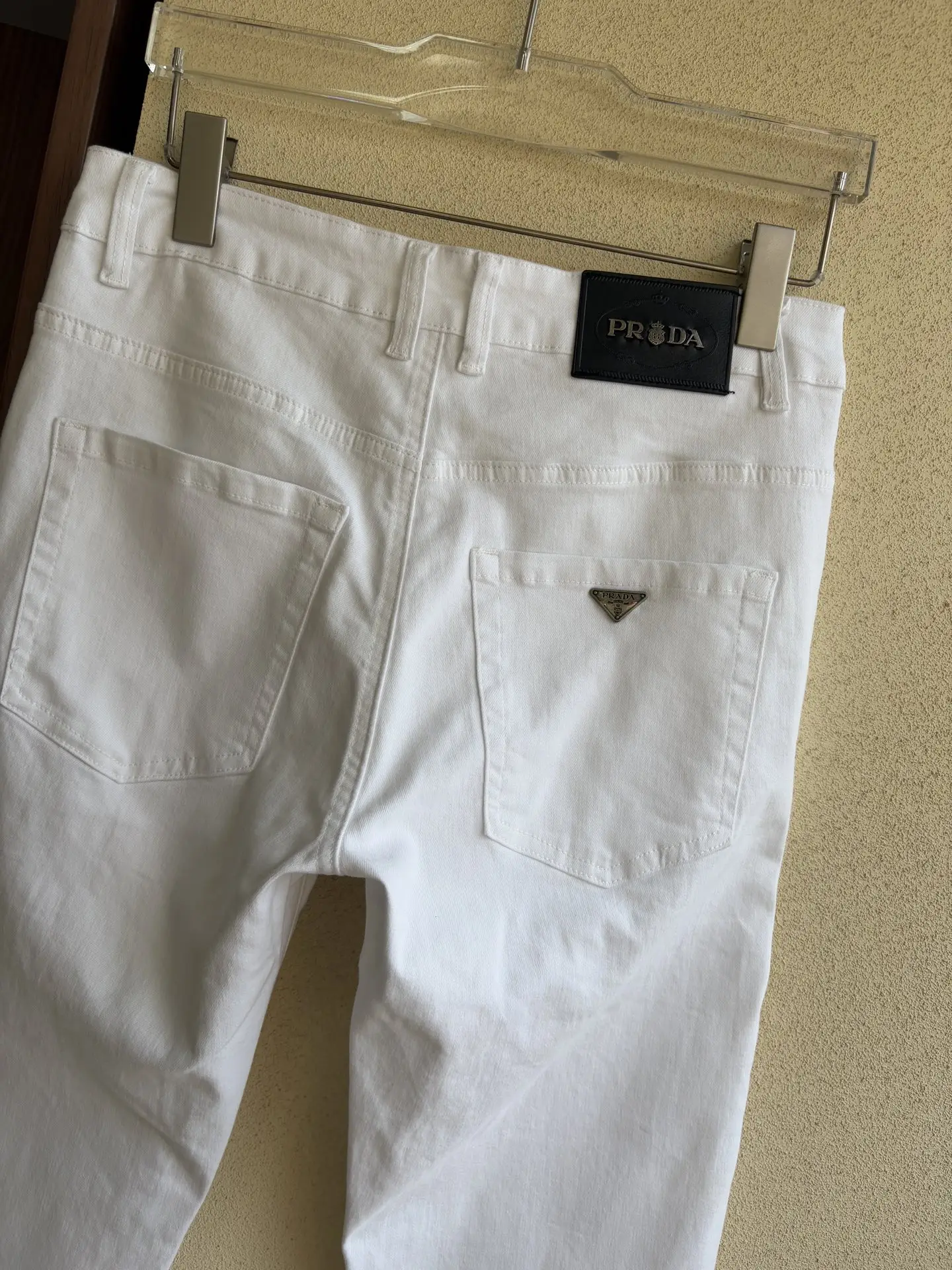 Logo-Patch Straight-Leg White Jeans D19019055 — view 8
