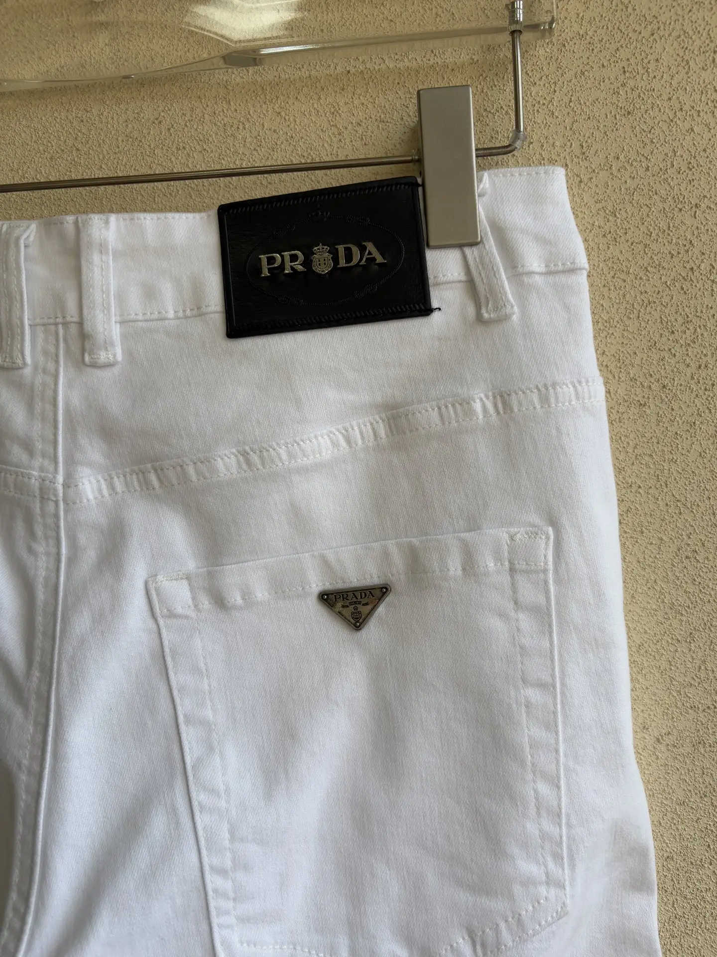 Logo-Patch Straight-Leg White Jeans D19019055 — view 9