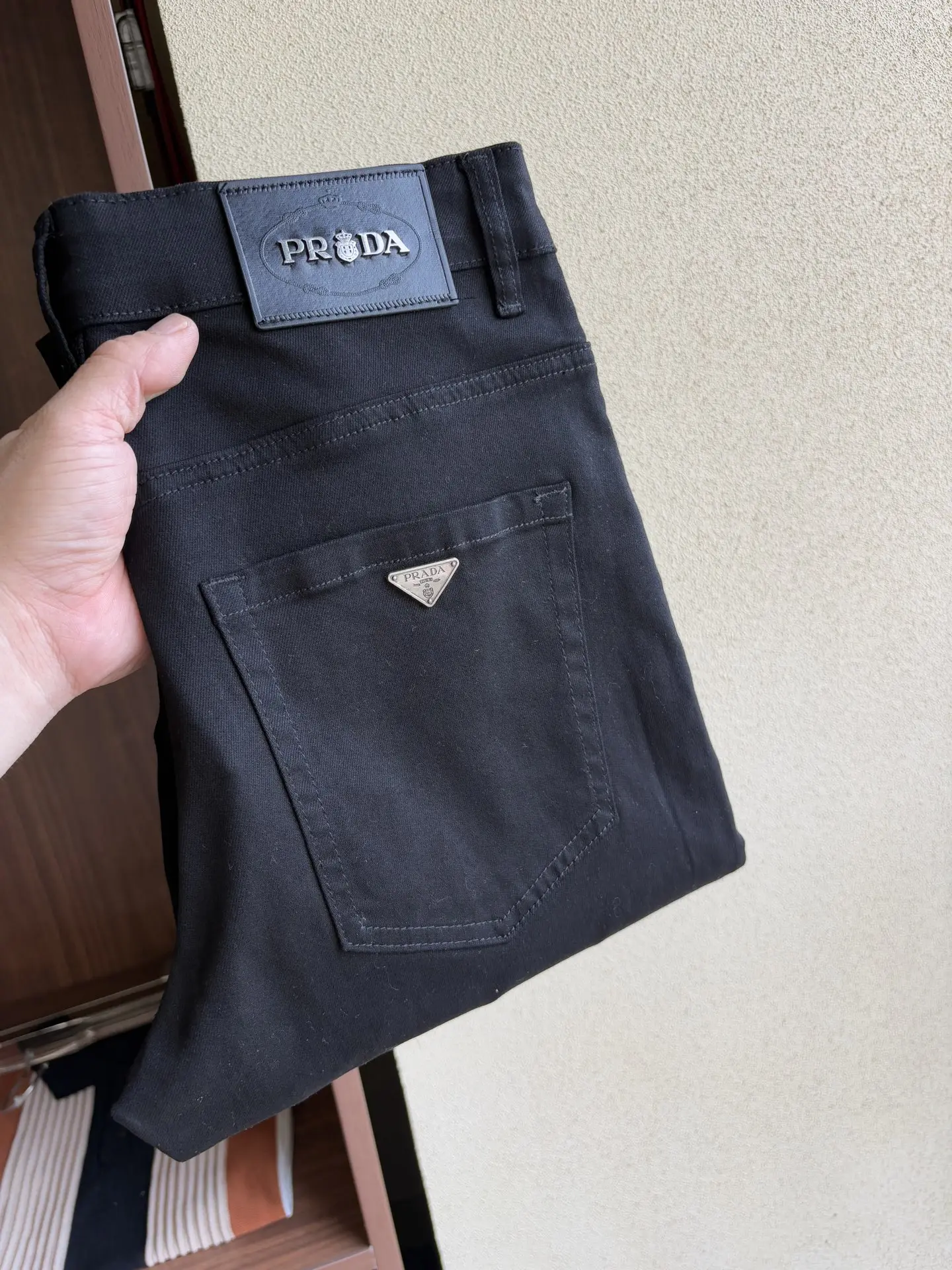Logo-Badge Slim-Fit Black Jeans D19019054