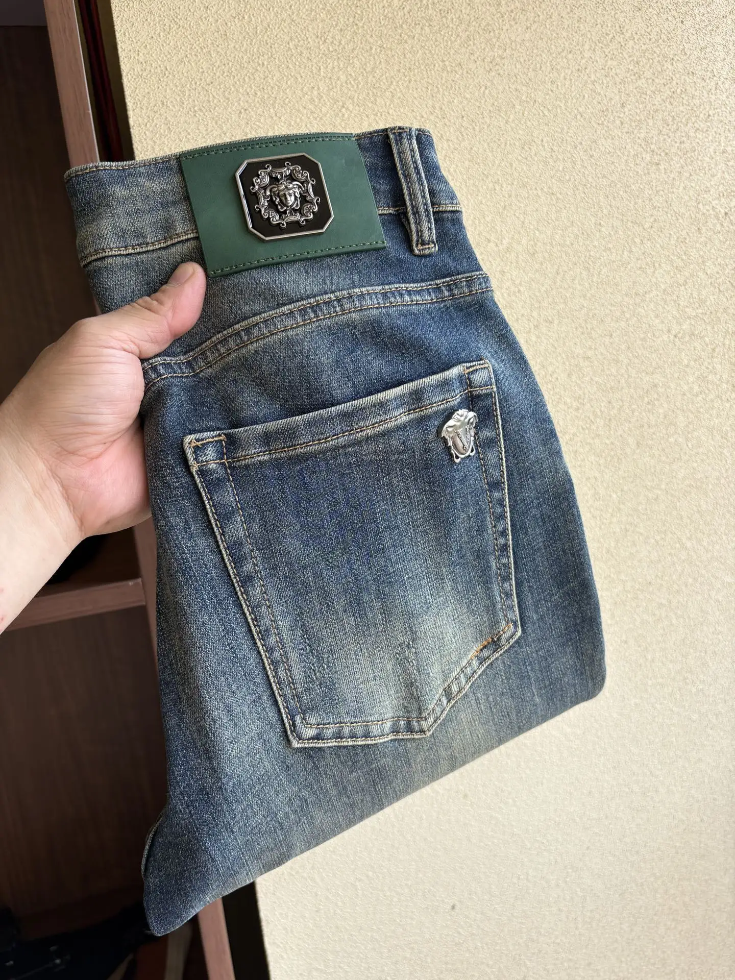 Medusa Logo Patch Straight-Leg Jeans D19019068