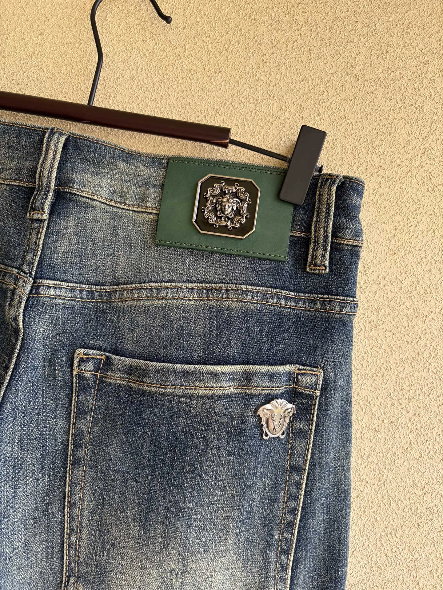 Medusa Logo Patch Straight-Leg Jeans D19019068 — view 9
