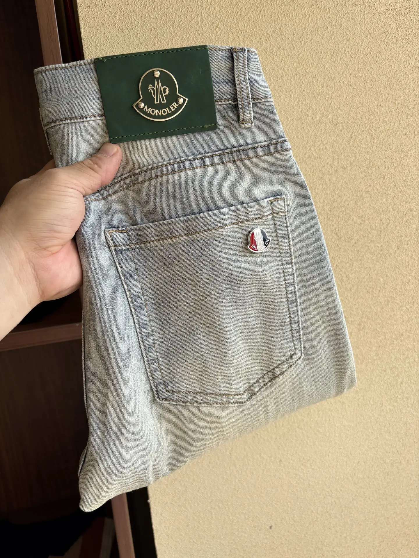 Logo-Appliqué Straight-Leg Jeans D19019065