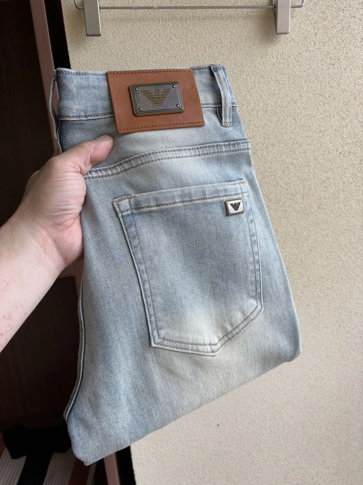 Logo-Patch Light Wash Straight-Leg Jeans D19019063