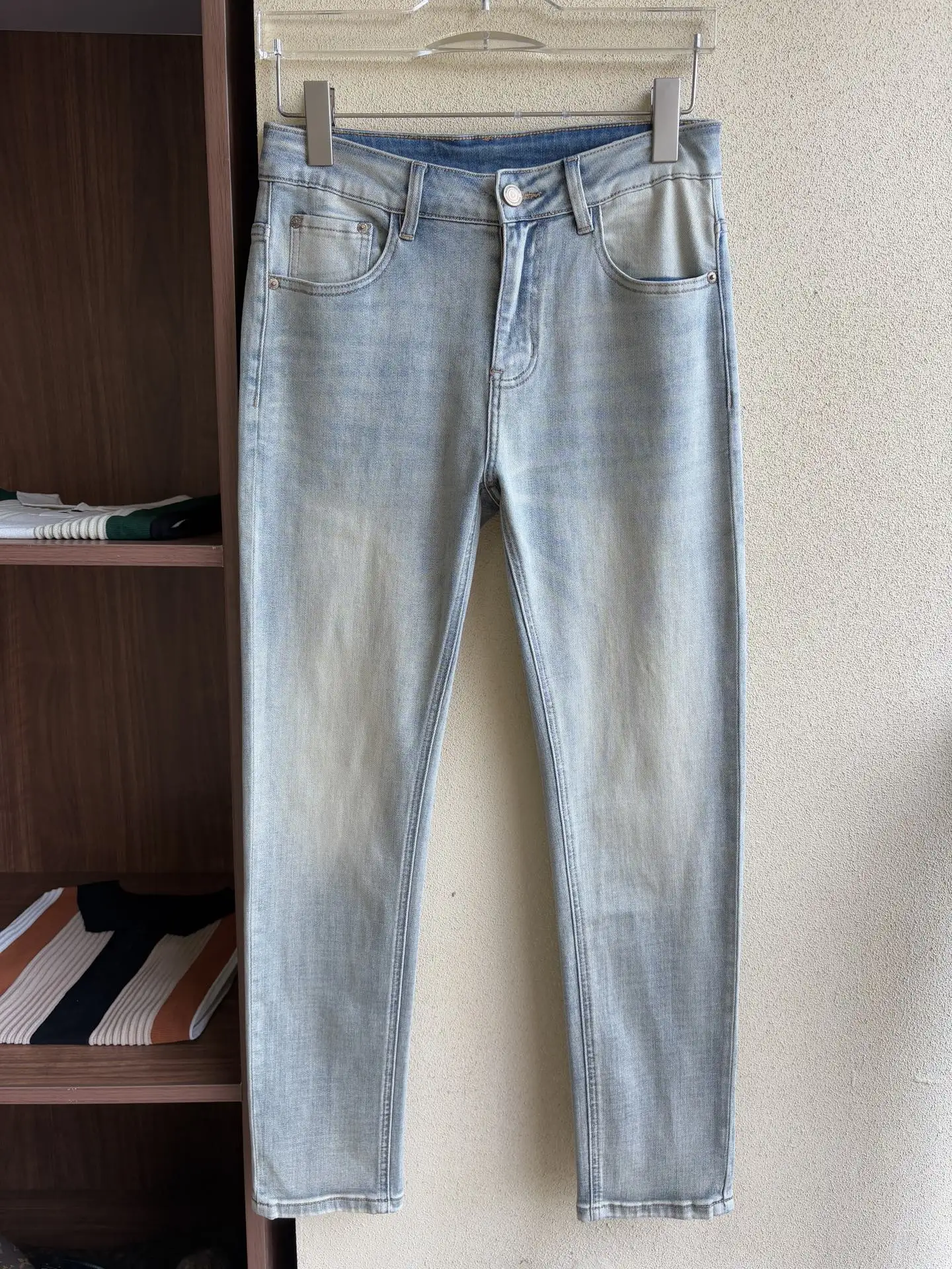 Logo-Patch Light Wash Straight-Leg Jeans D19019063 — view 2