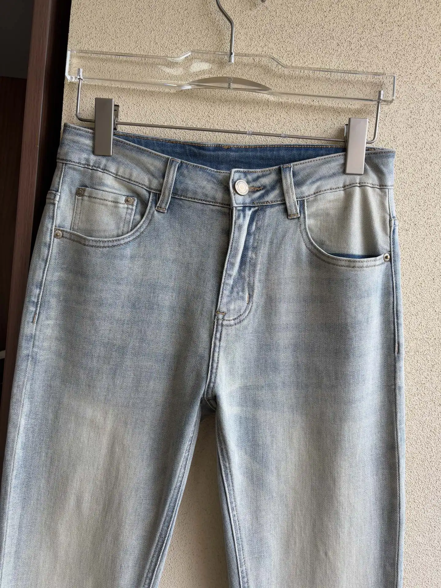 Logo-Patch Light Wash Straight-Leg Jeans D19019063 — view 4