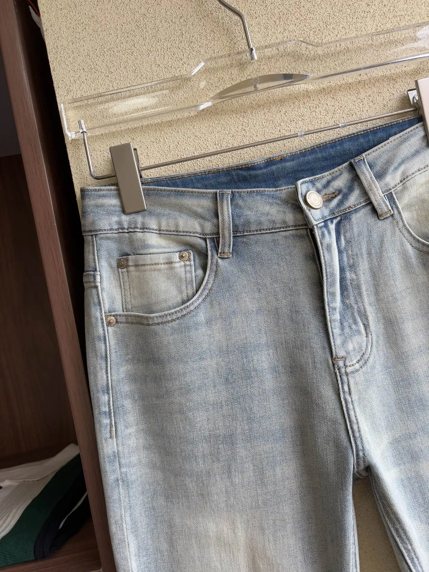 Logo-Patch Light Wash Straight-Leg Jeans D19019063 — view 6