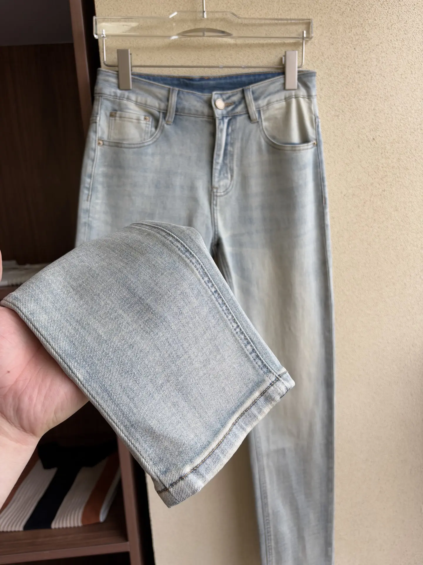 Logo-Patch Light Wash Straight-Leg Jeans D19019063 — view 7