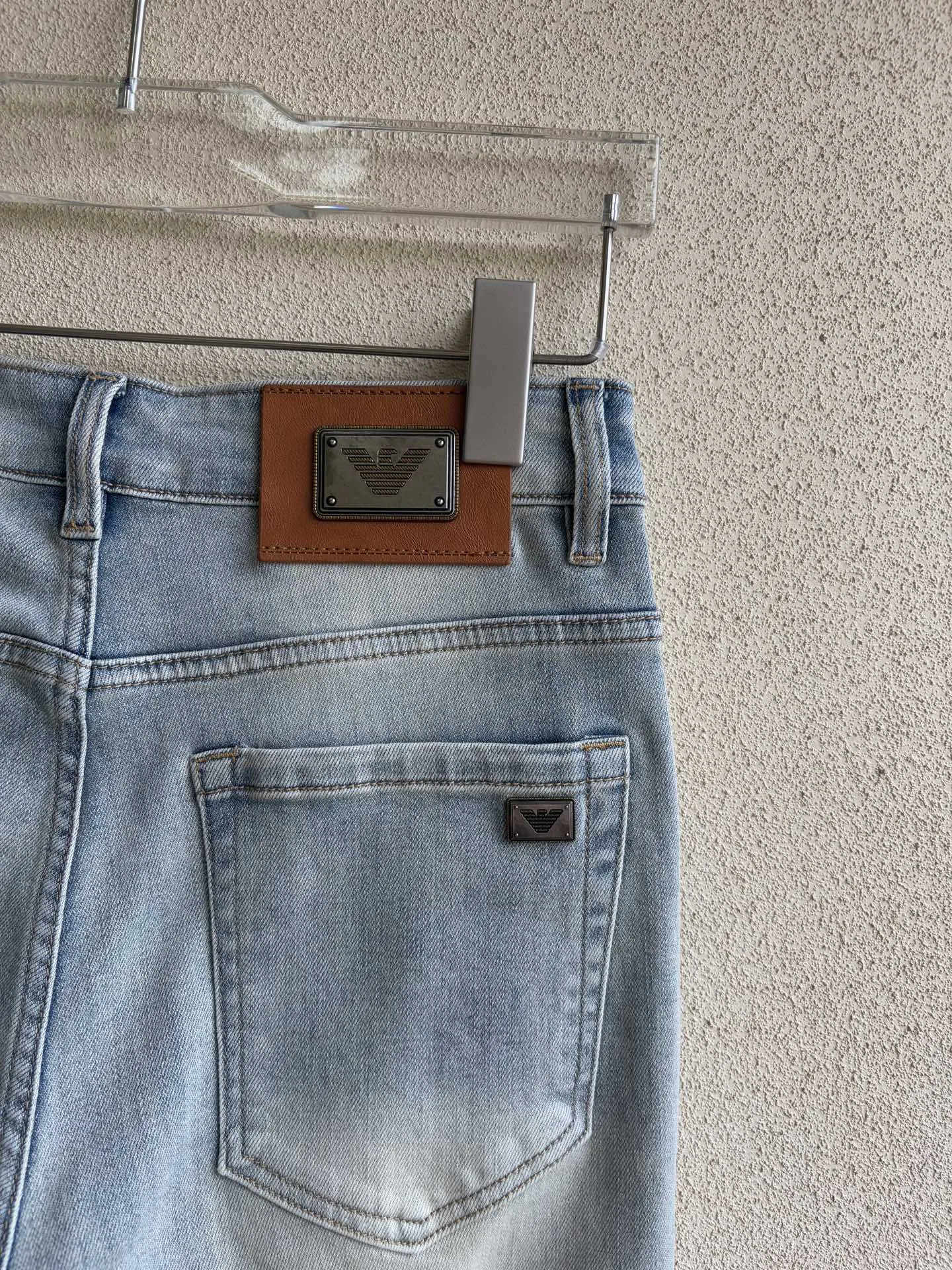Logo-Patch Light Wash Straight-Leg Jeans D19019063 — view 9