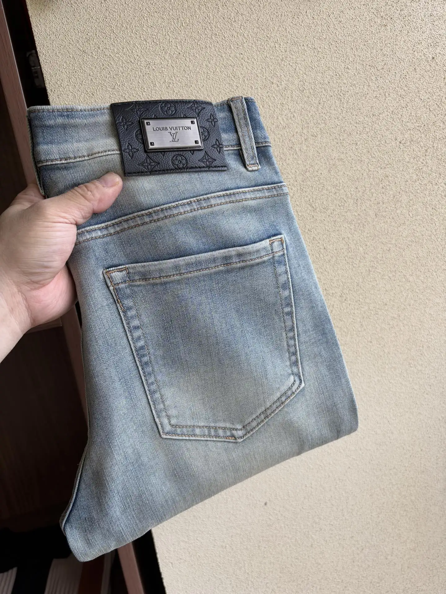 Logo-Patch Straight-Leg Jeans D19019059