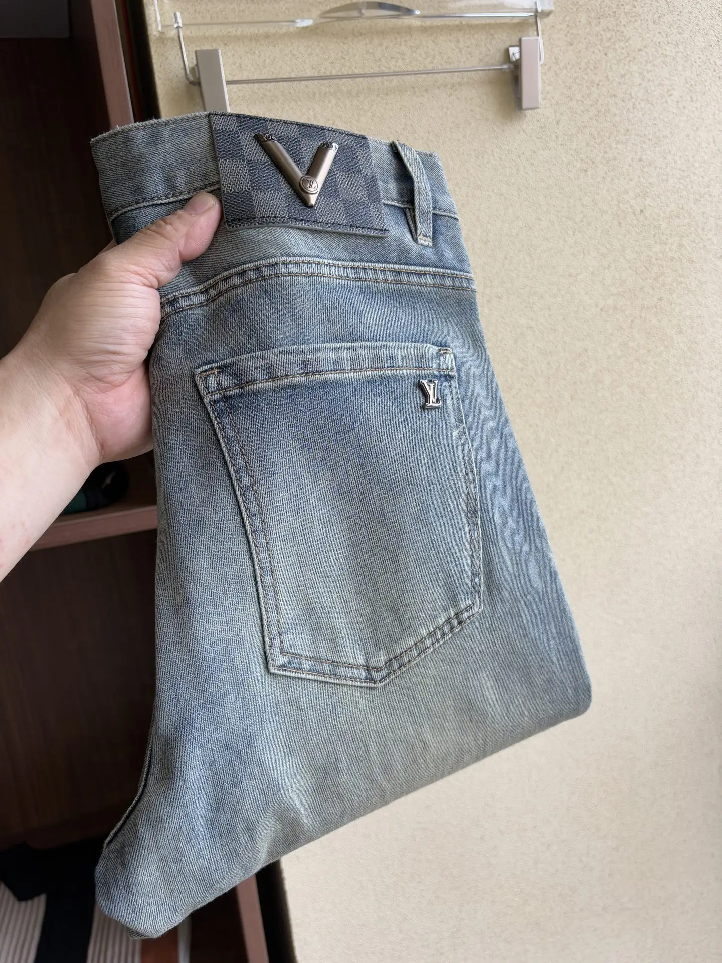 Logo-Appliqué Straight-Leg Jeans D19019058