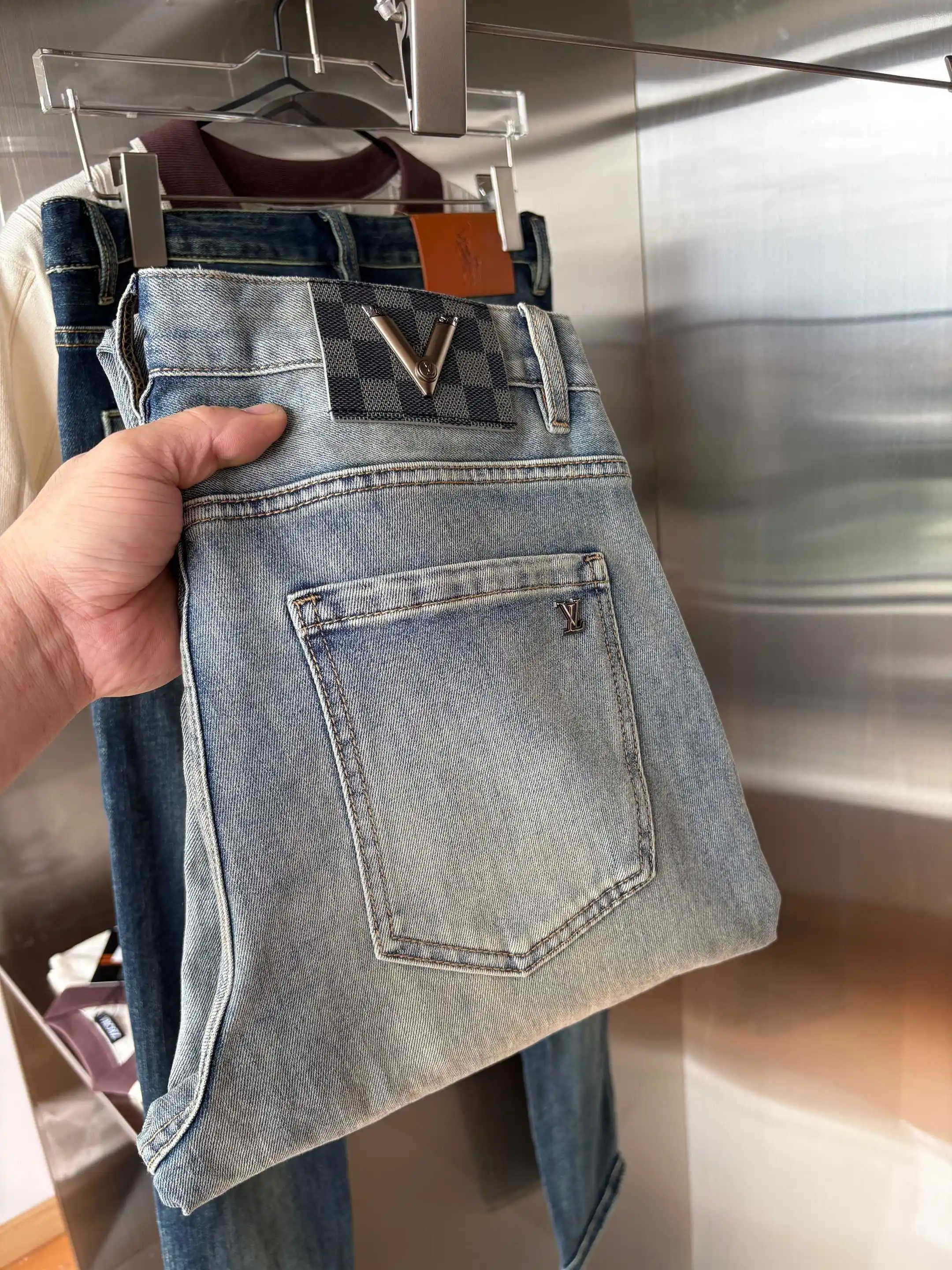 Logo-Embellished Straight-Leg Jeans D19019075