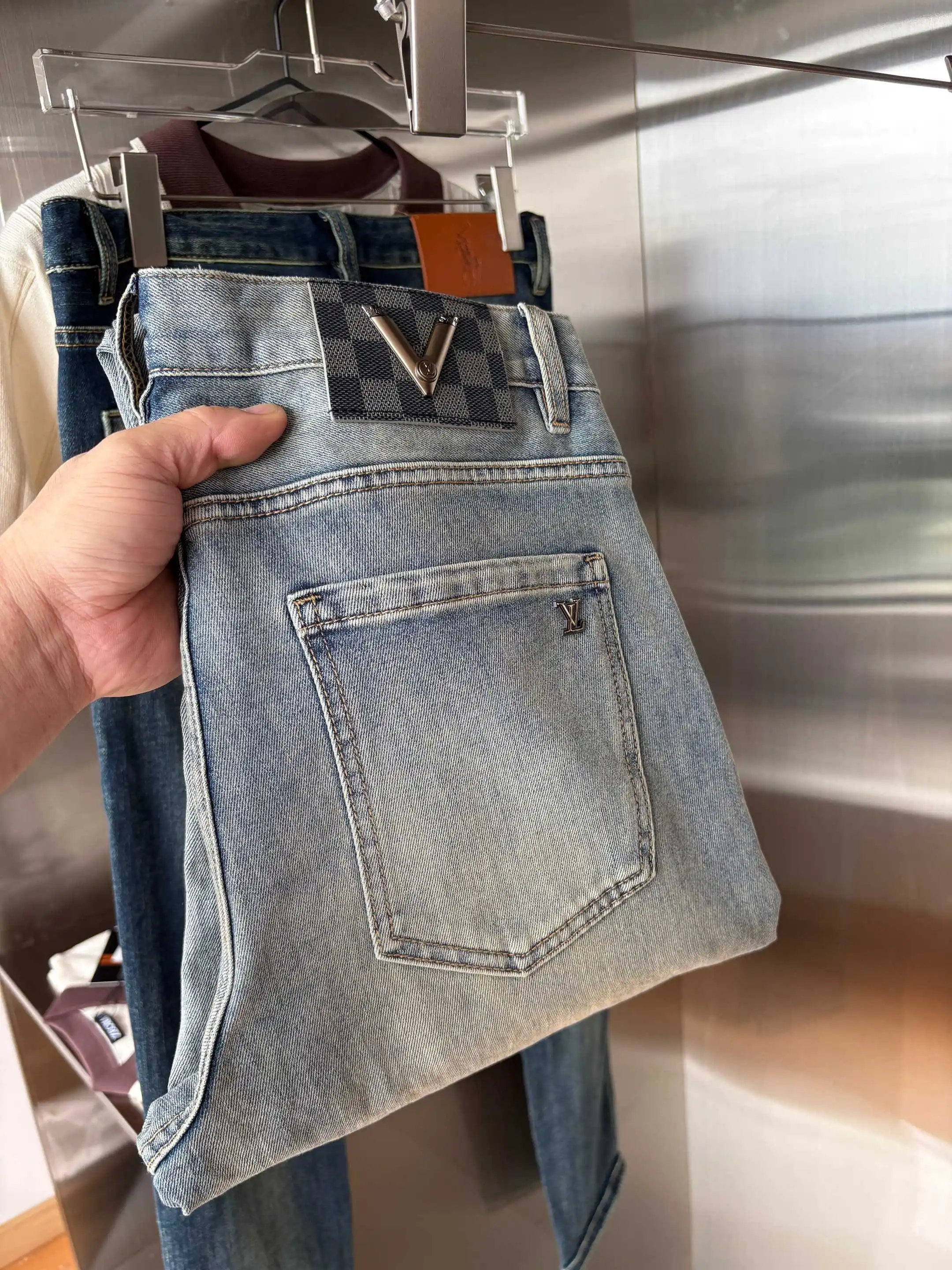 Logo-Embellished Straight-Leg Jeans D19019075