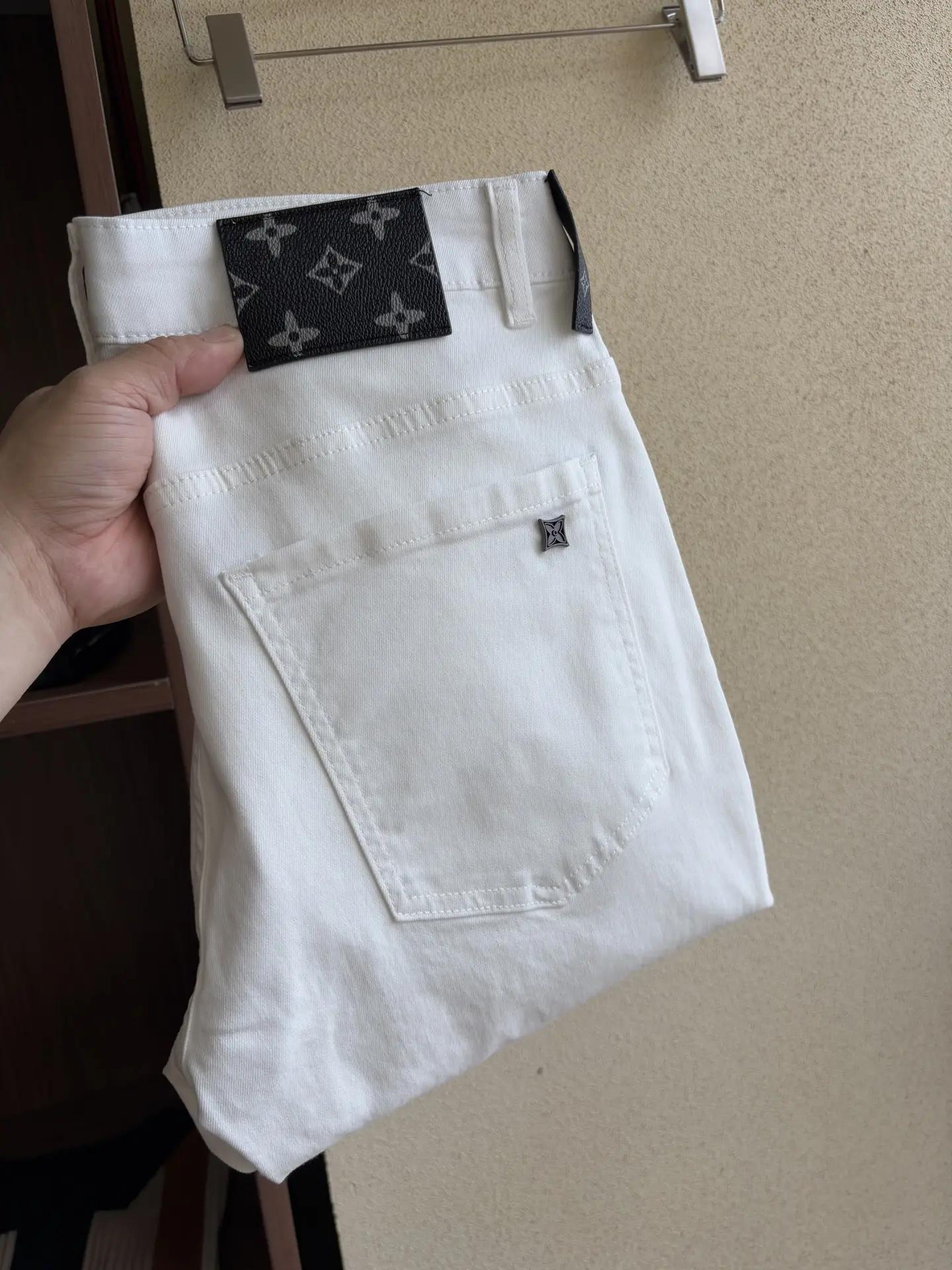 Monogram Patch Slim-Fit White Jeans D19019057