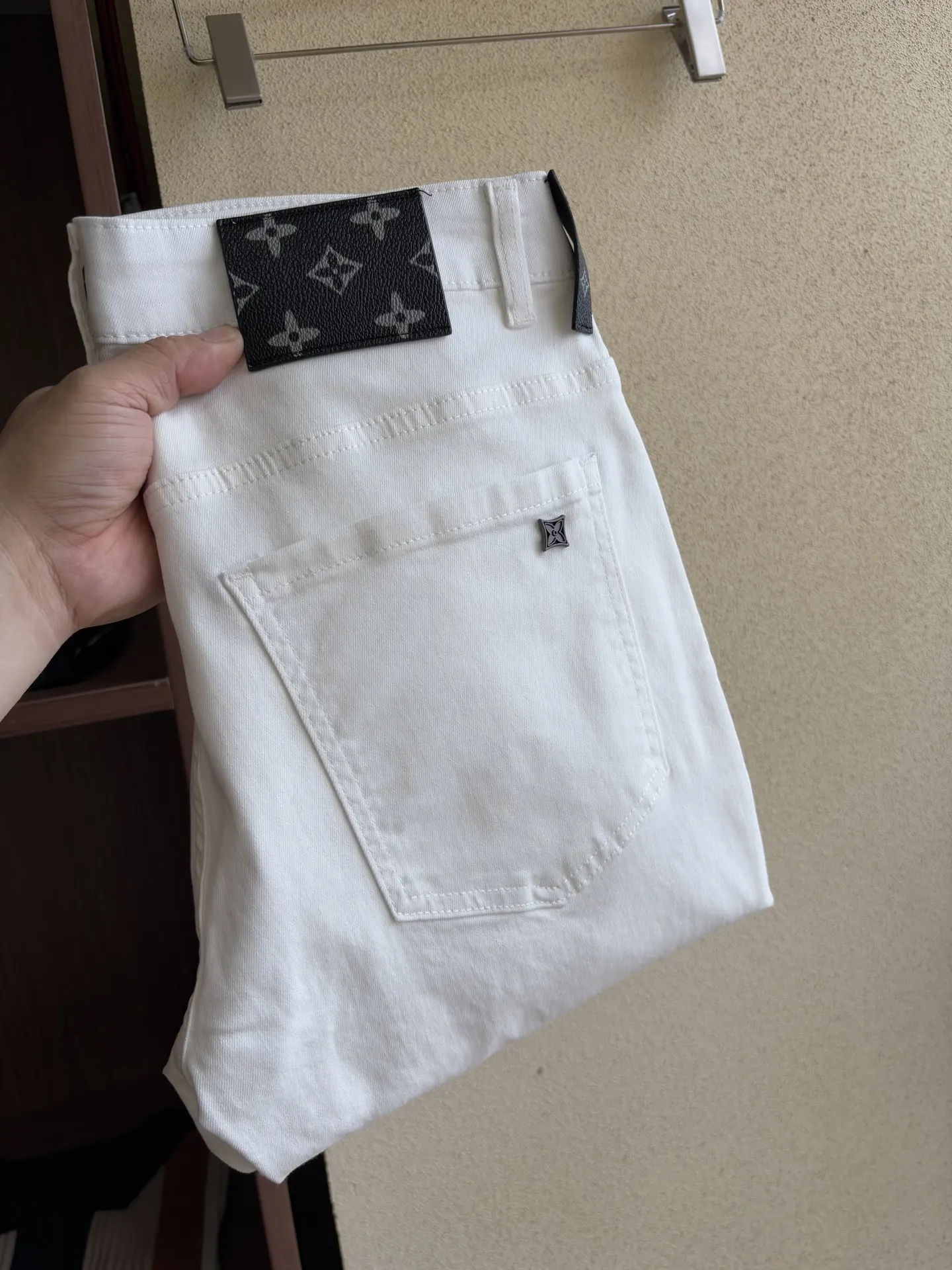 Monogram Patch Slim-Fit White Jeans D19019057