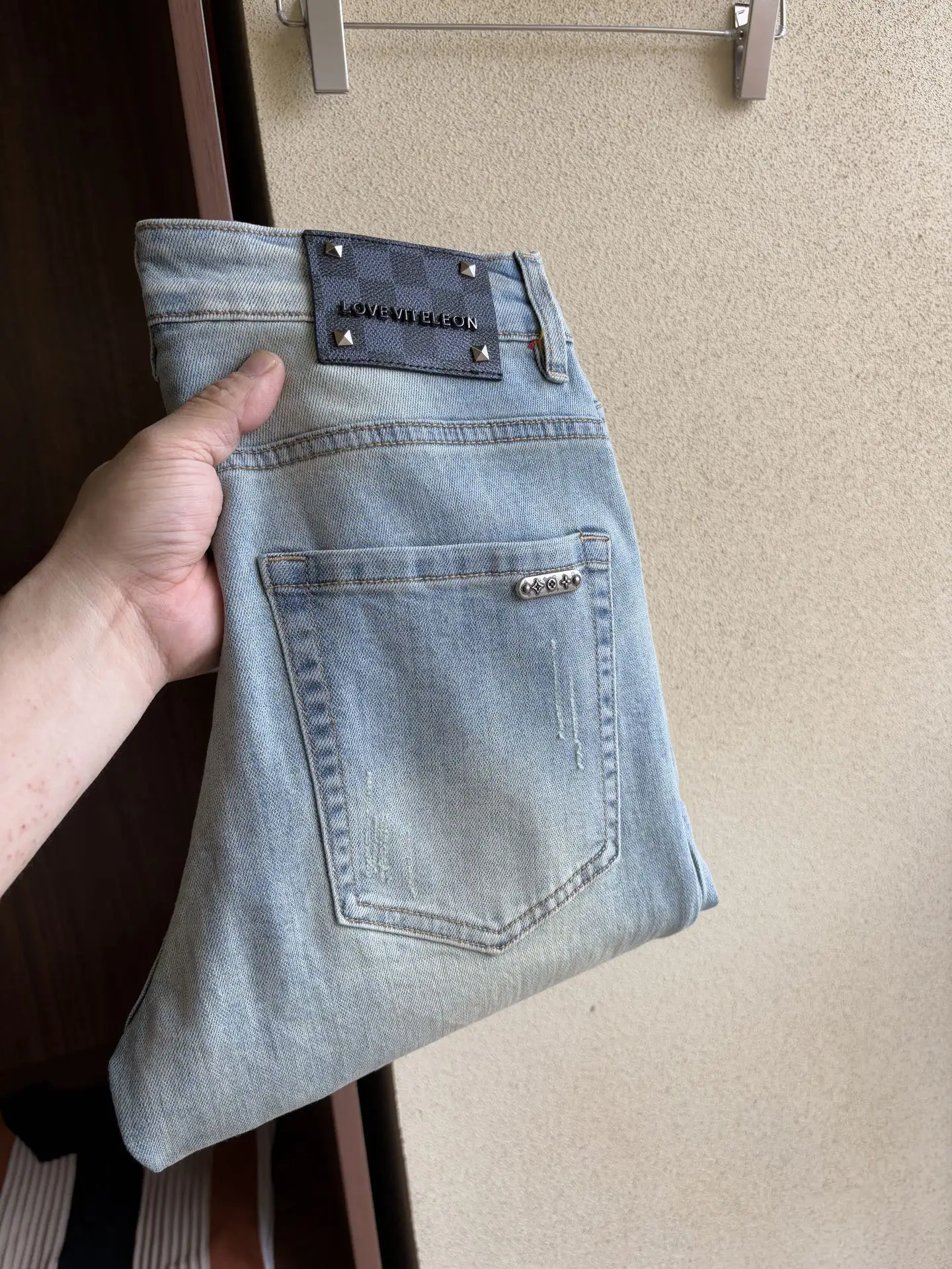 Slim-Fit Light Wash Distressed Jeans D19019061