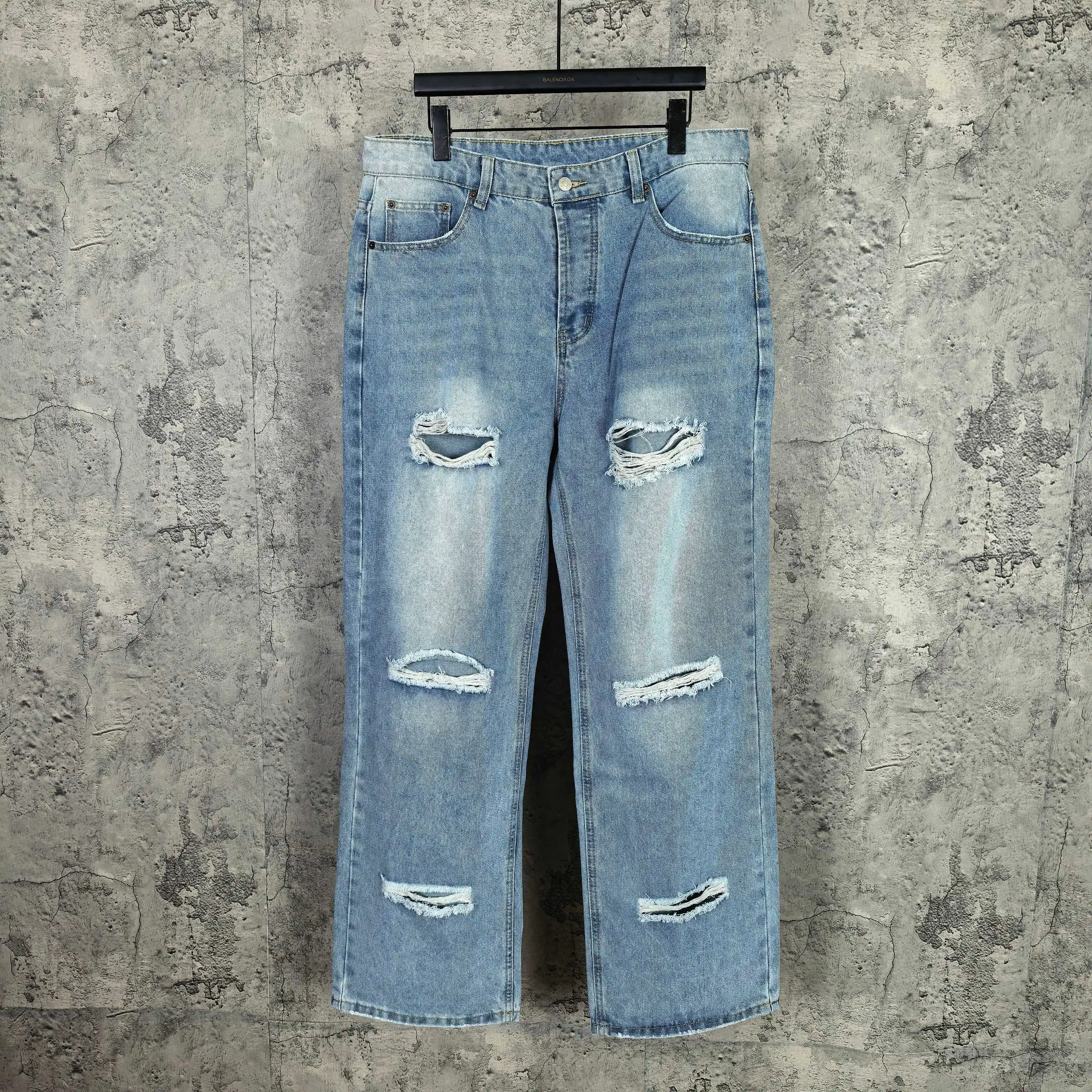 Distressed Straight-Leg Jeans D19024581