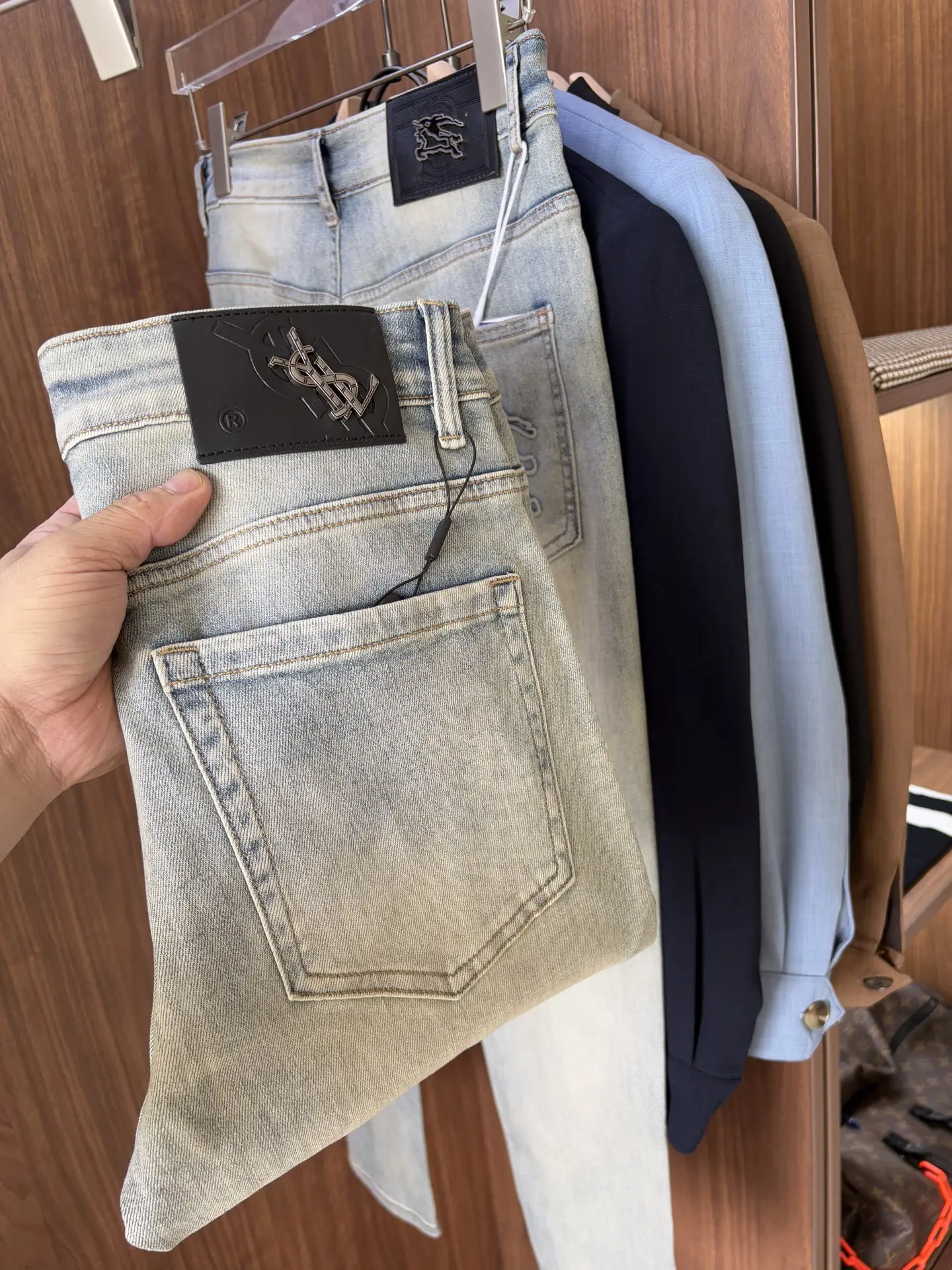Logo-Patch Slim-Fit Light Wash Jeans D19019078