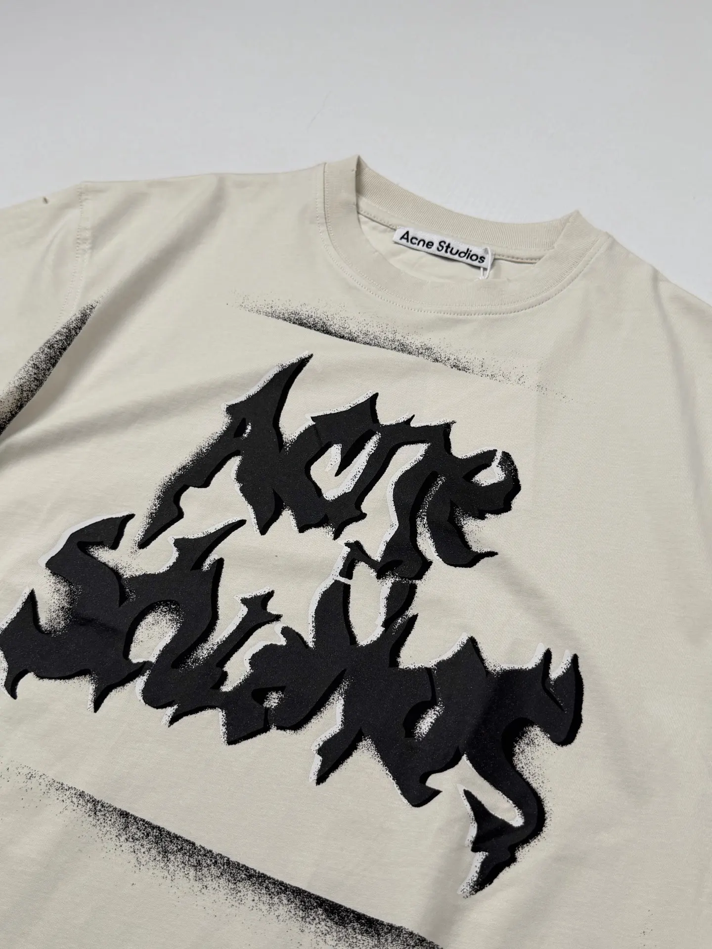 Gothic Logo Spray-Paint T-Shirt D19518585 — view 4