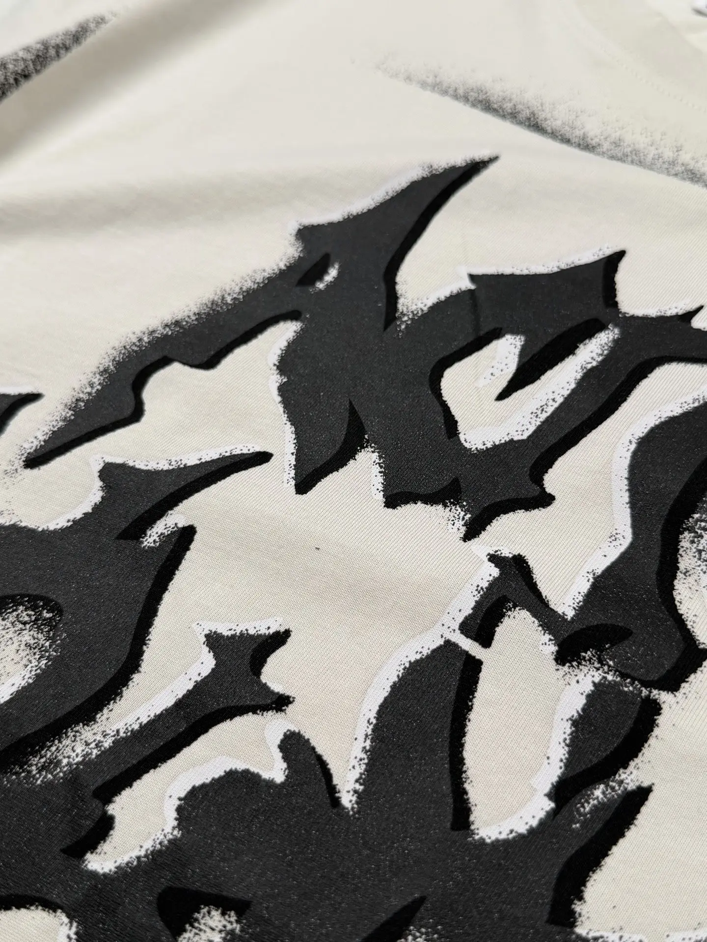 Gothic Logo Spray-Paint T-Shirt D19518585 — view 5