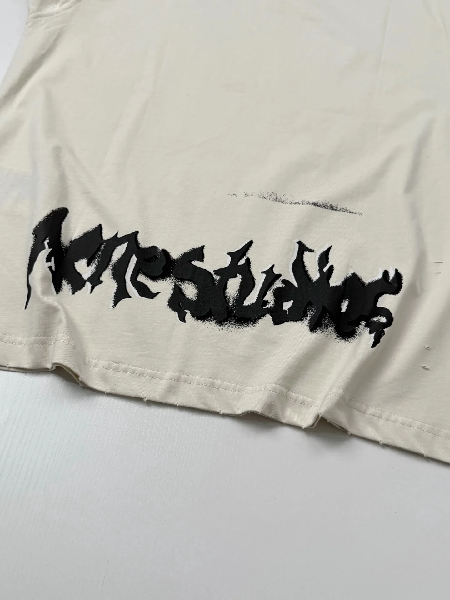 Gothic Logo Spray-Paint T-Shirt D19518585 — view 9