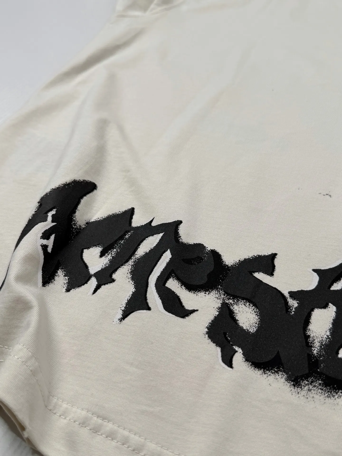Gothic Logo Spray-Paint T-Shirt D19518585 — view 10