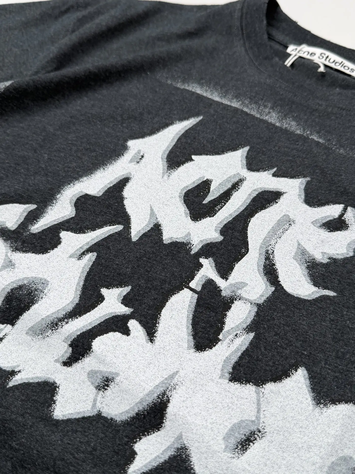 Gothic Logo Spray-Paint T-Shirt D19518586 — view 5