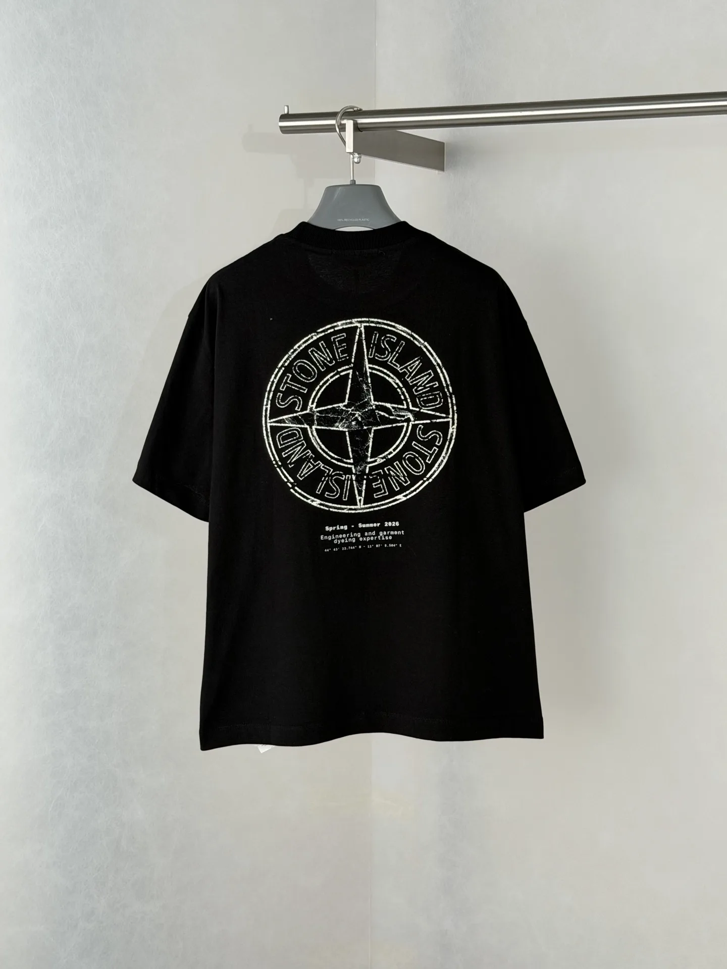 Compass Logo Cracked Print T-Shirt D19518706 — view 2