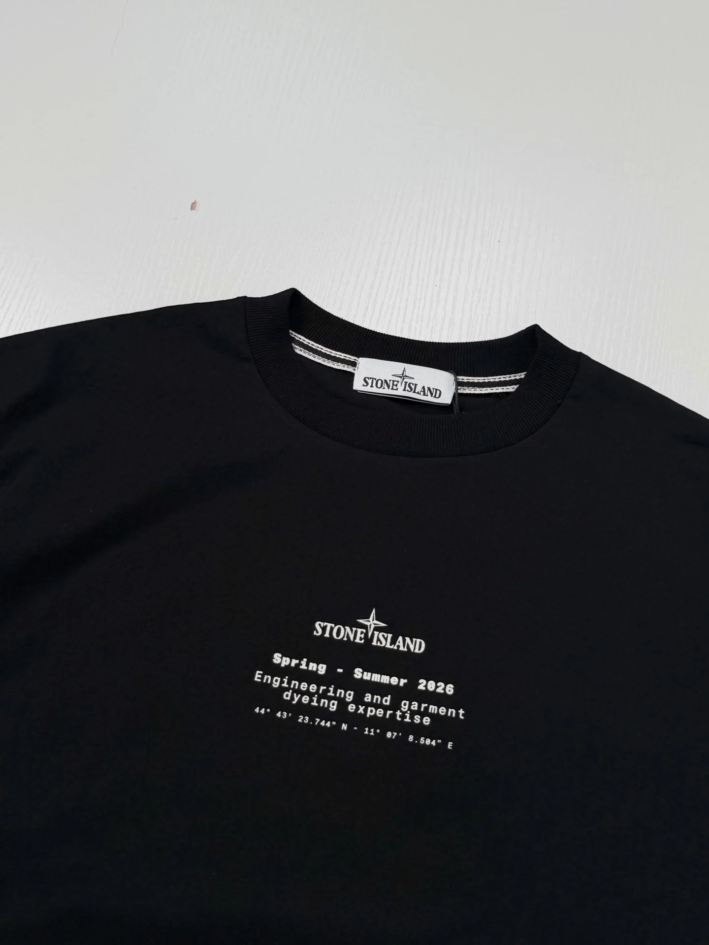 Compass Logo Cracked Print T-Shirt D19518706 — view 4
