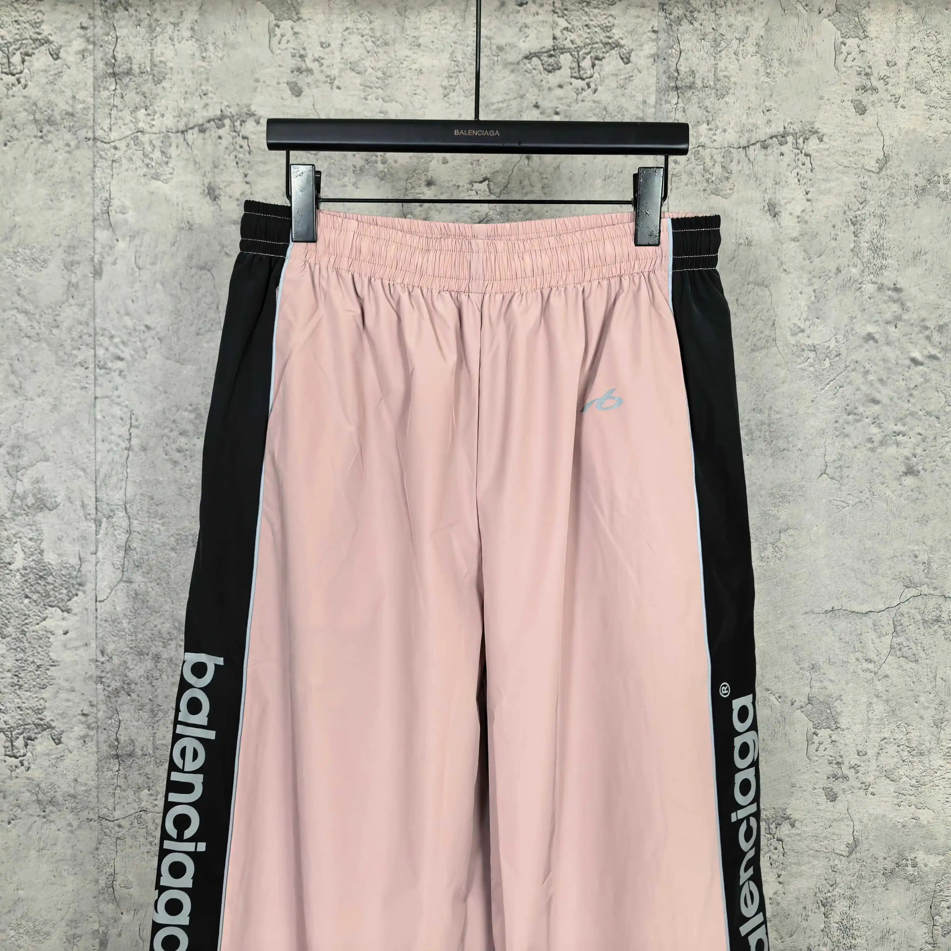 Logo-Print Relaxed Tracksuit Pants D20024468 — view 3