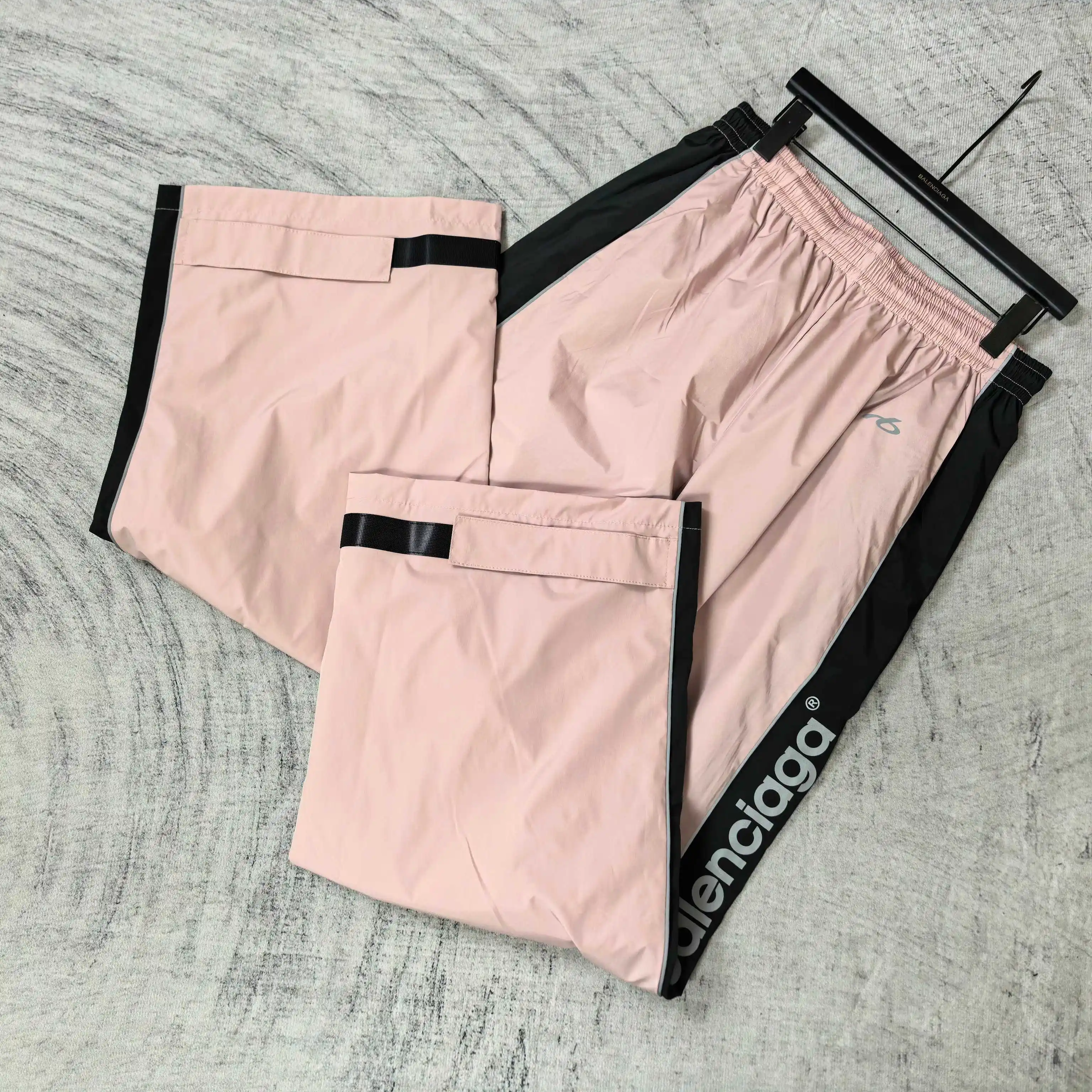 Logo-Print Relaxed Tracksuit Pants D20024468 — view 5